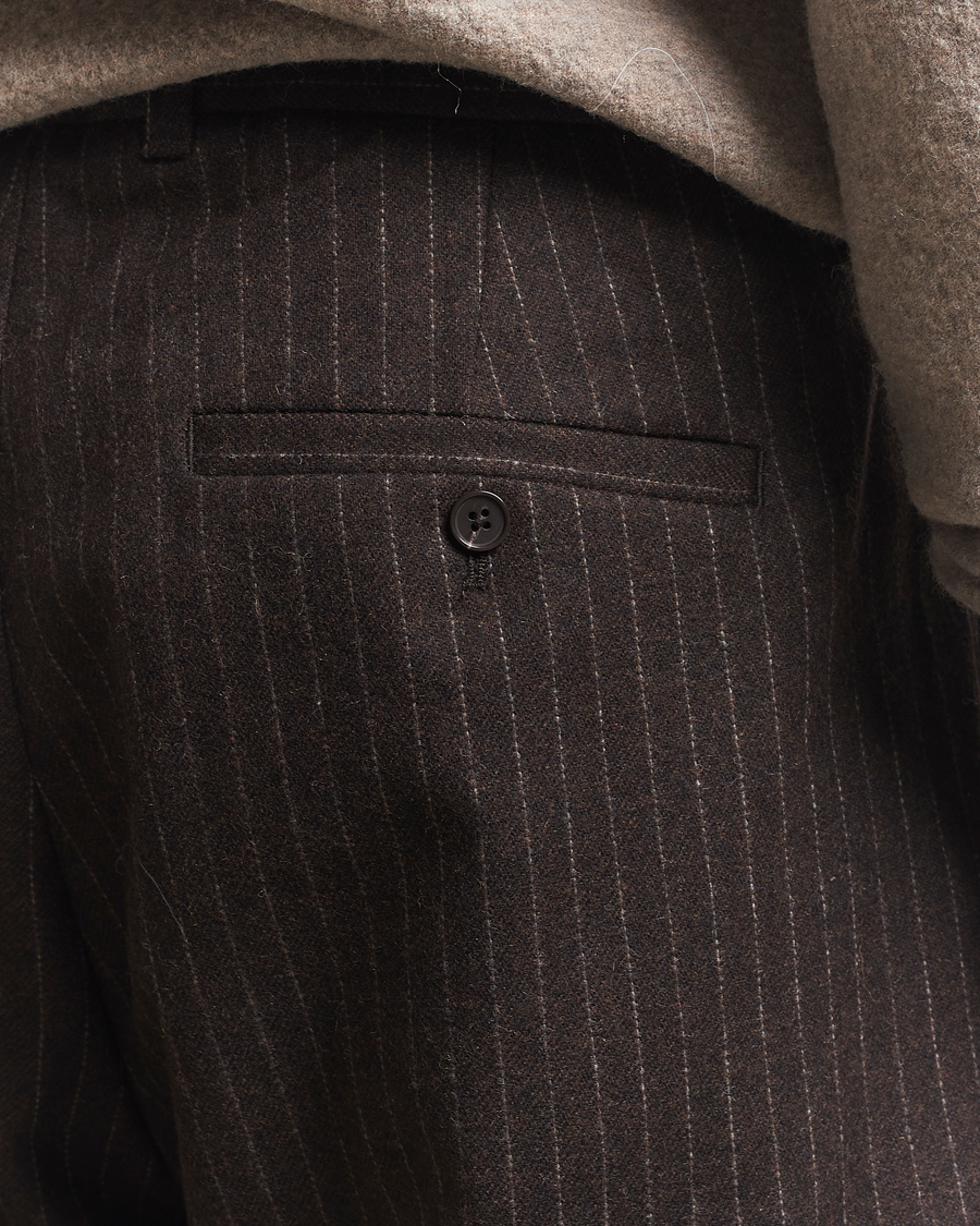 Uomini | Pantaloni | NN07 | Kay Wool Pleated Pinstriped Trousers Brown