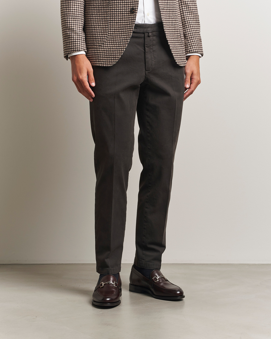 Uomini | Pantaloni | Briglia 1949 | Easy Fit Pleated Cotton Stretch Chino Dark Brown