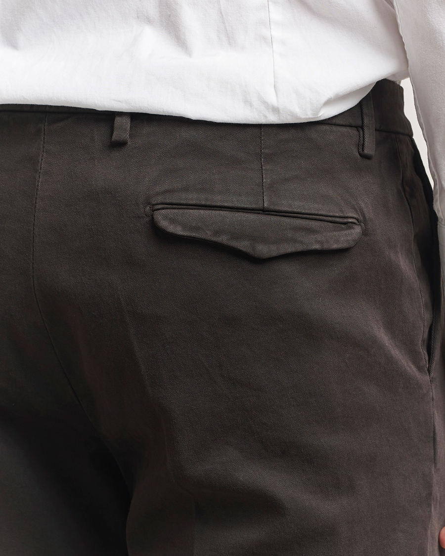 Uomini | Pantaloni | Briglia 1949 | Easy Fit Pleated Cotton Stretch Chino Dark Brown