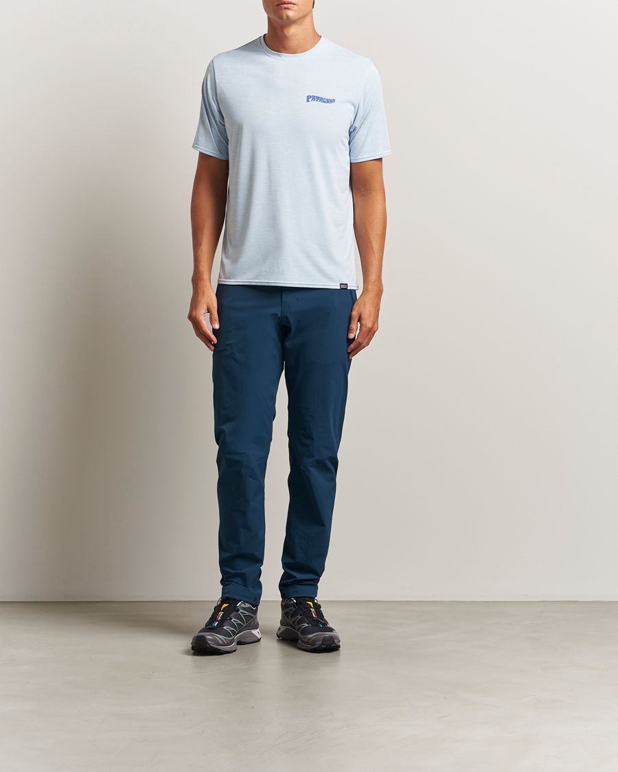 Uomini | T-shirt | Patagonia | Cap Cool Daily Graphic T-Shirt Fleck Blue