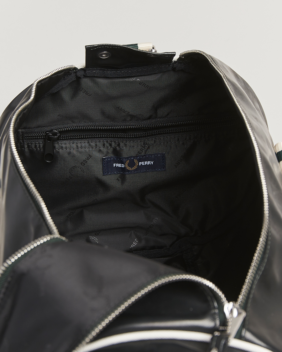 Uomini | Fred Perry Classic Barrel Bag Night Green/Ecru | Fred Perry | Classic Barrel Bag Night Green/Ecru