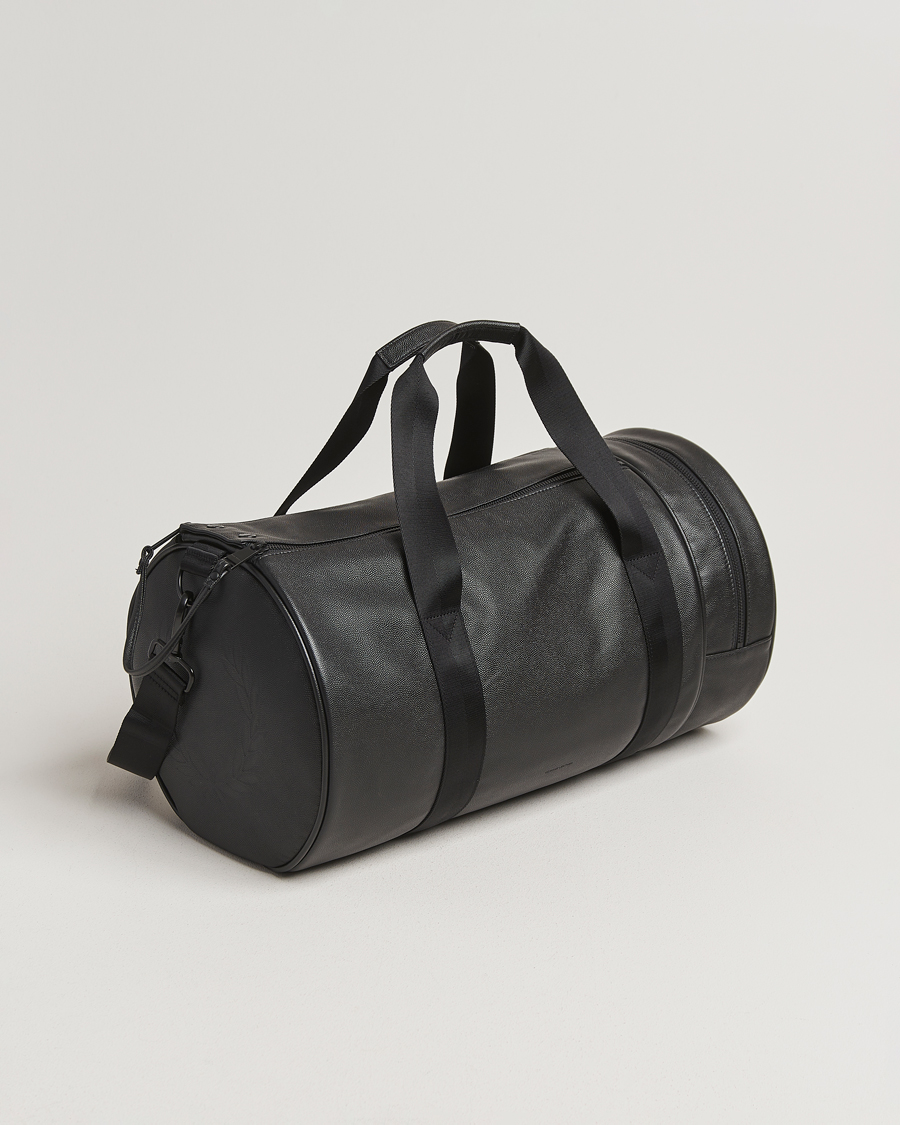 Uomini | Fred Perry Scotch Grain Leather Barrel Bag Black | Fred Perry | Scotch Grain Leather Barrel Bag Black
