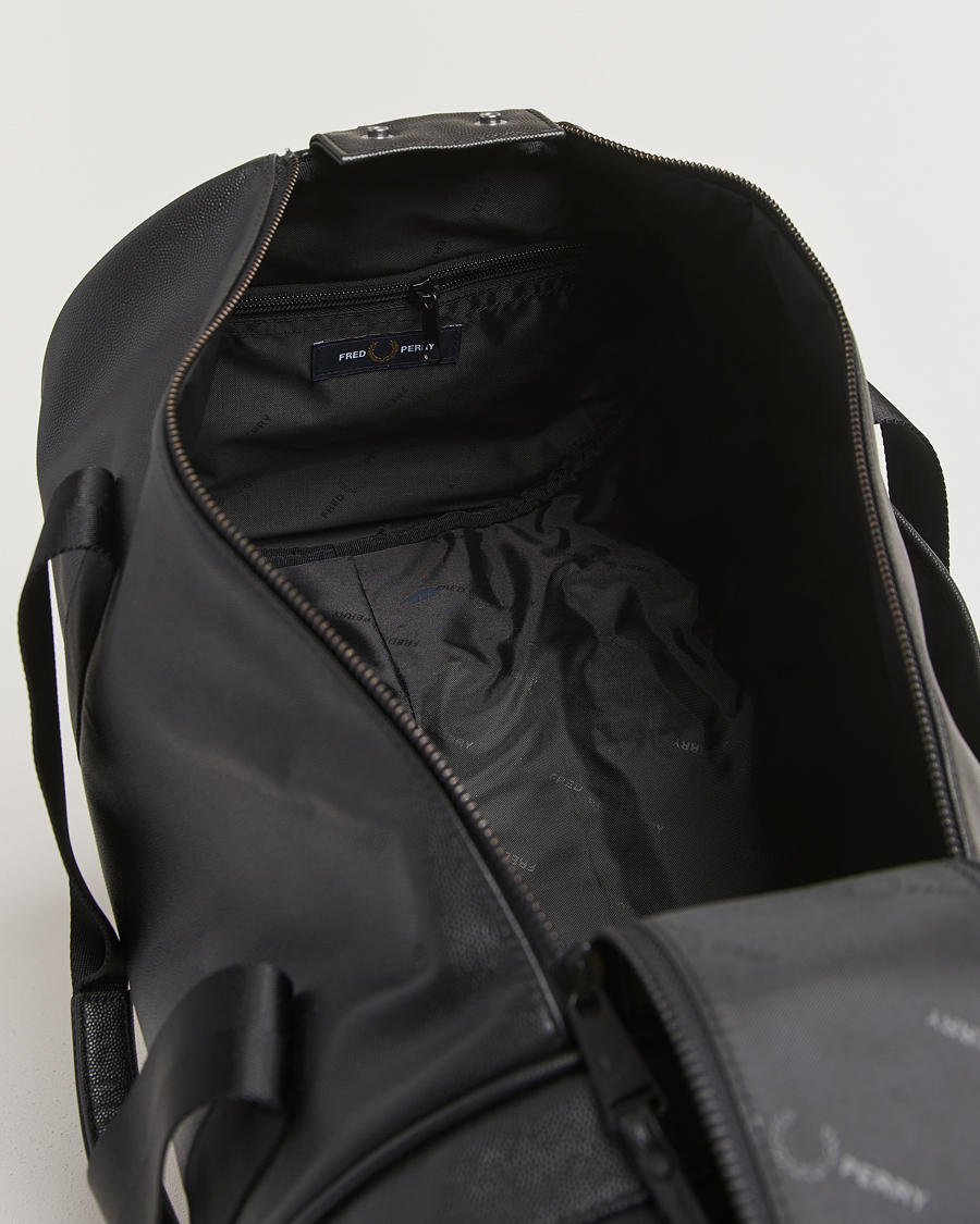 Uomini | Fred Perry Scotch Grain Leather Barrel Bag Black | Fred Perry | Scotch Grain Leather Barrel Bag Black