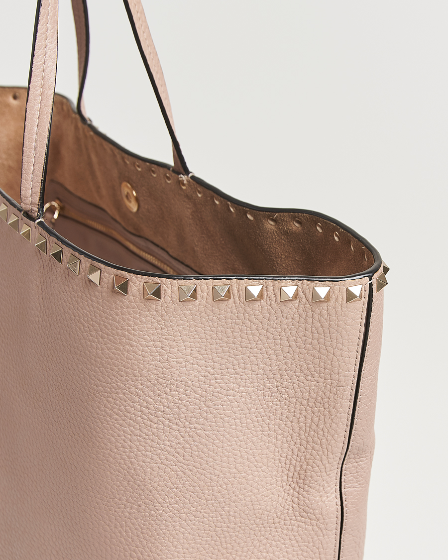 Uomini | Valentino Pre-Owned Medium Rockstud Tote Bag Poudre | Valentino Pre-Owned | Medium Rockstud Tote Bag Poudre