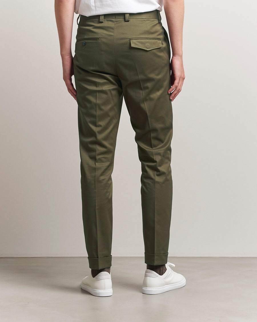 Uomini | Pantaloni | Tiger of Sweden | Tenuta Pleated Cotton Trousers Deep Olive