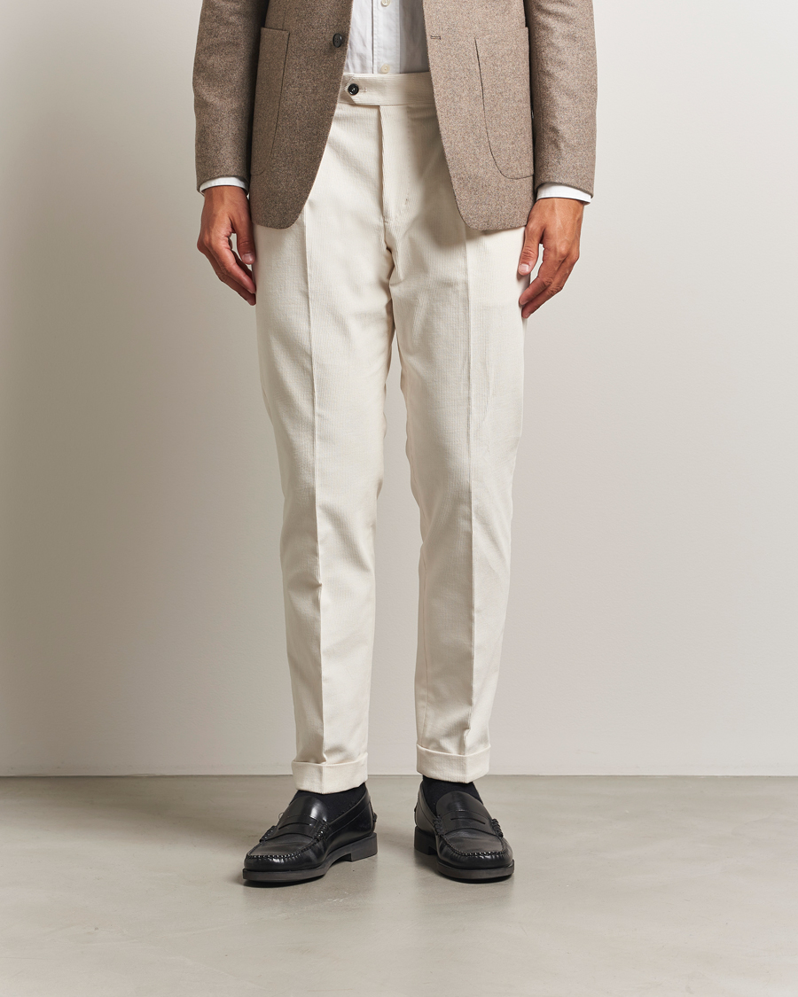 Uomini | Pantaloni | Tiger of Sweden | Tenuta Pleated Corduroy Trousers Light Ivory