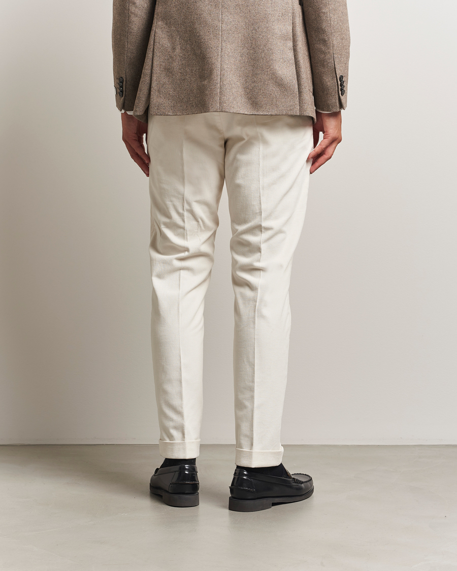 Uomini | Pantaloni | Tiger of Sweden | Tenuta Pleated Corduroy Trousers Light Ivory