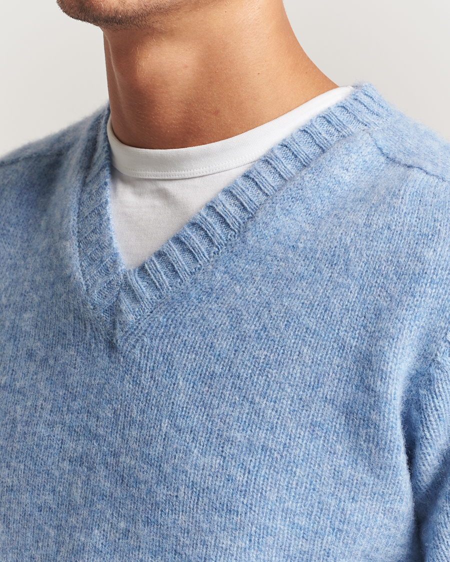 Uomini | Maglieria | Harley Of Scotland for Care of Carl | Harley Of Scotland Brushed Supersoft Lambswool V-Neck Light Blue