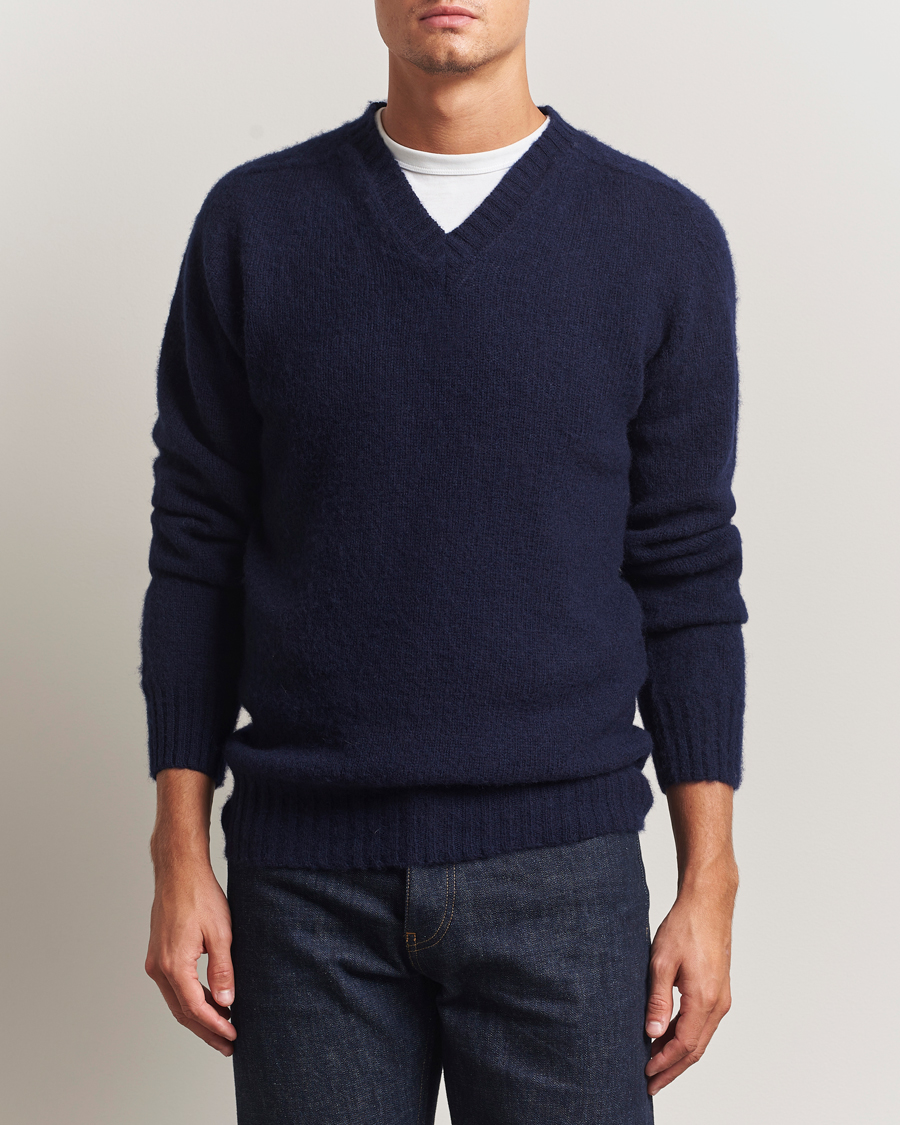 Uomini | Maglieria | Harley Of Scotland for Care of Carl | Harley Of Scotland Brushed Supersoft Lambswool V-Neck Navy