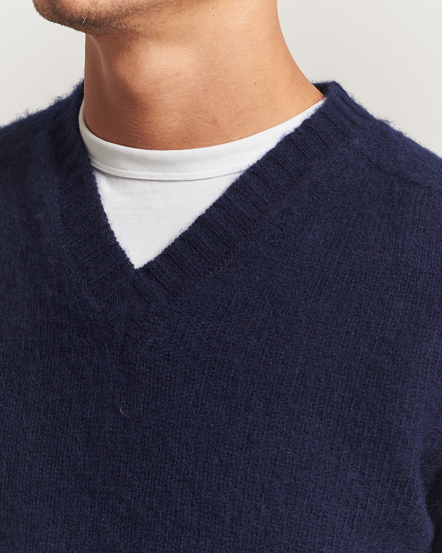 Uomini | Maglieria | Harley Of Scotland for Care of Carl | Harley Of Scotland Brushed Supersoft Lambswool V-Neck Navy