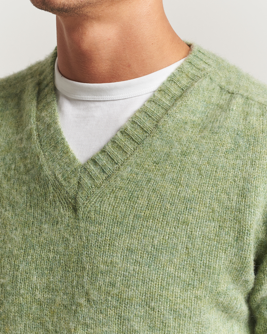 Uomini | Maglieria | Harley Of Scotland | Brushed Supersoft Lambswool V-Neck Light Green