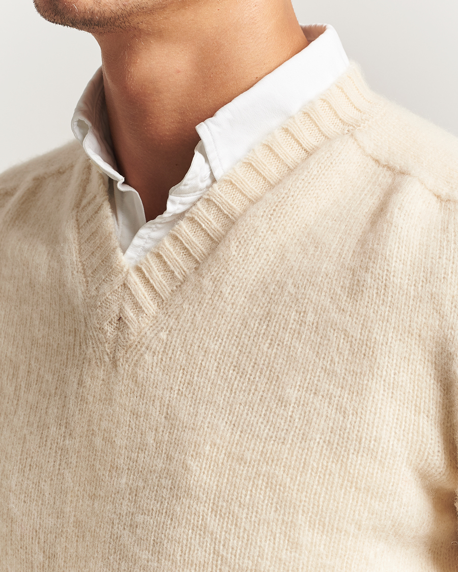 Uomini | Maglieria | Harley Of Scotland for Care of Carl | Harley Of Scotland Brushed Supersoft Lambswool V-Neck Vanilla