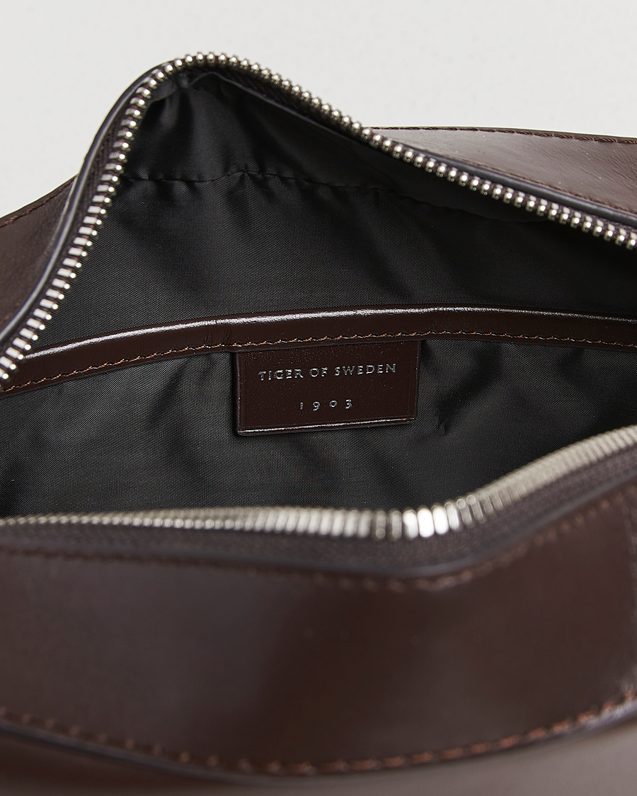 Uomini | Borse | Tiger of Sweden | Balnea Smooth Leather Washbag Dark Brown
