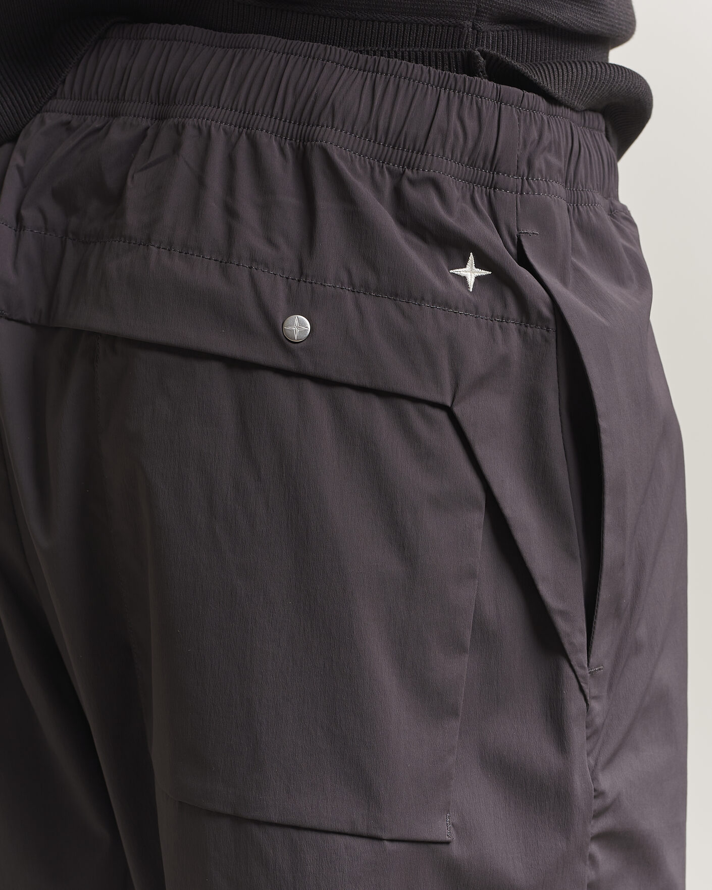 Uomini | Pantaloni | Stone Island | Stellina Technical Nylon Stretch Trousers Charcoal