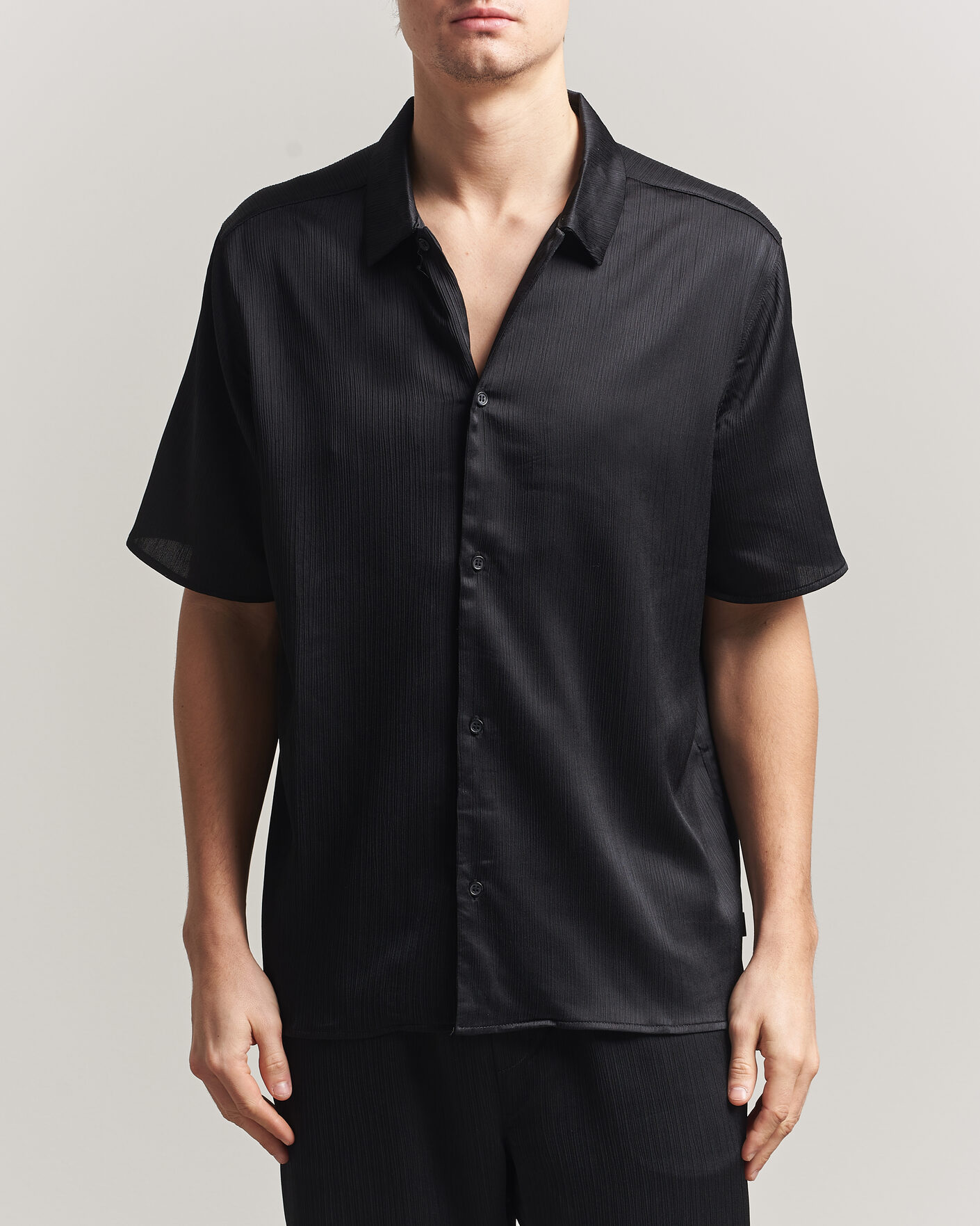 Uomini | Camicie | LES DEUX | Hector Plissé Short Sleeve Shirt Black