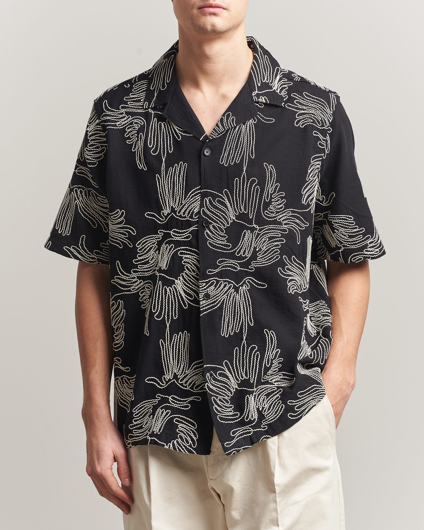 Uomini | Camicie | LES DEUX | Liam AOE Flower Short Sleeve Shirt Black