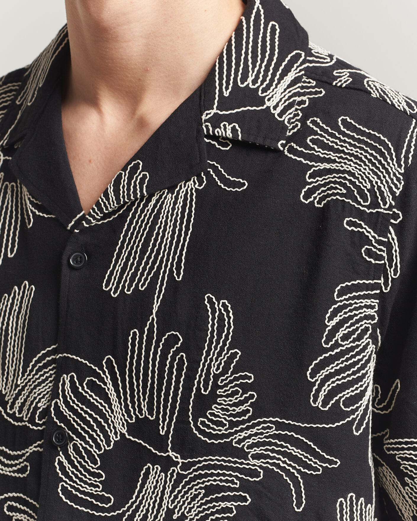 Uomini | Camicie | LES DEUX | Liam AOE Flower Short Sleeve Shirt Black