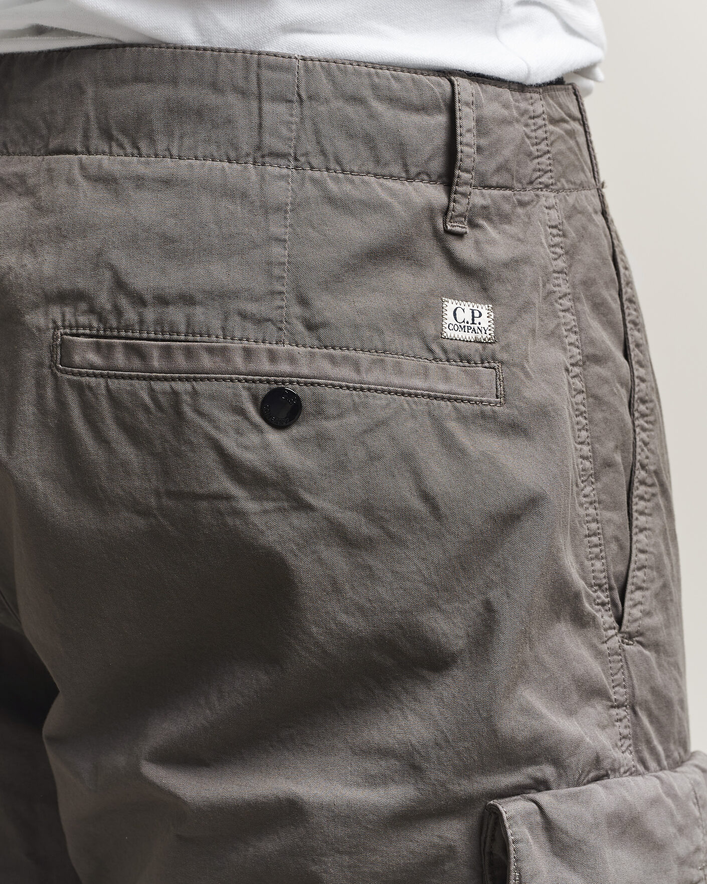 Uomini | Pantaloncini | C.P. Company | Cotton Gabardine Cargo Shorts Washed Black