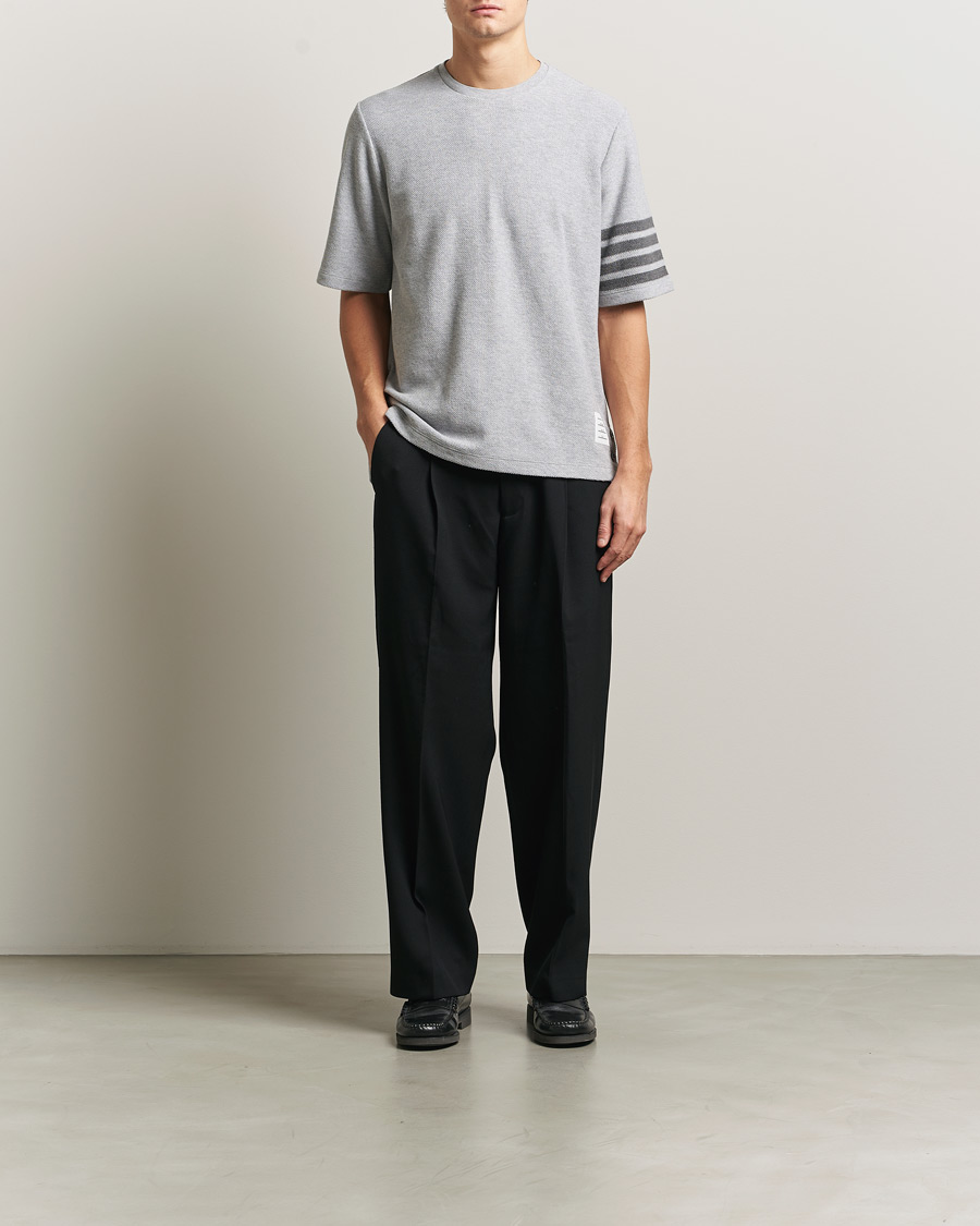 Uomini | T-shirt | Thom Browne | Textured Pique 4 Bar T-Shirt Pale Grey
