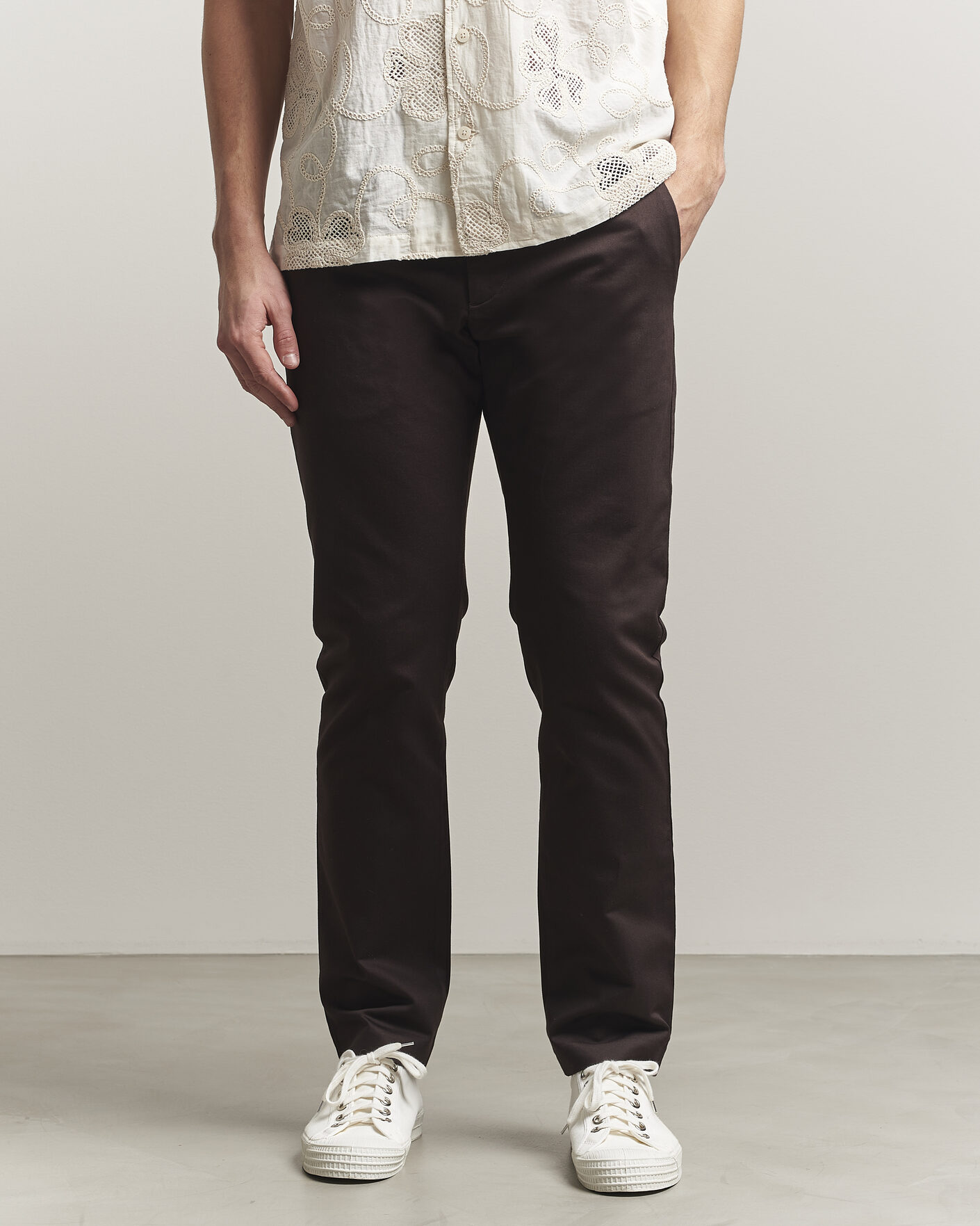 Uomini | Pantaloni | NN07 | Theo Regular Fit Stretch Chinos Deep Truffle