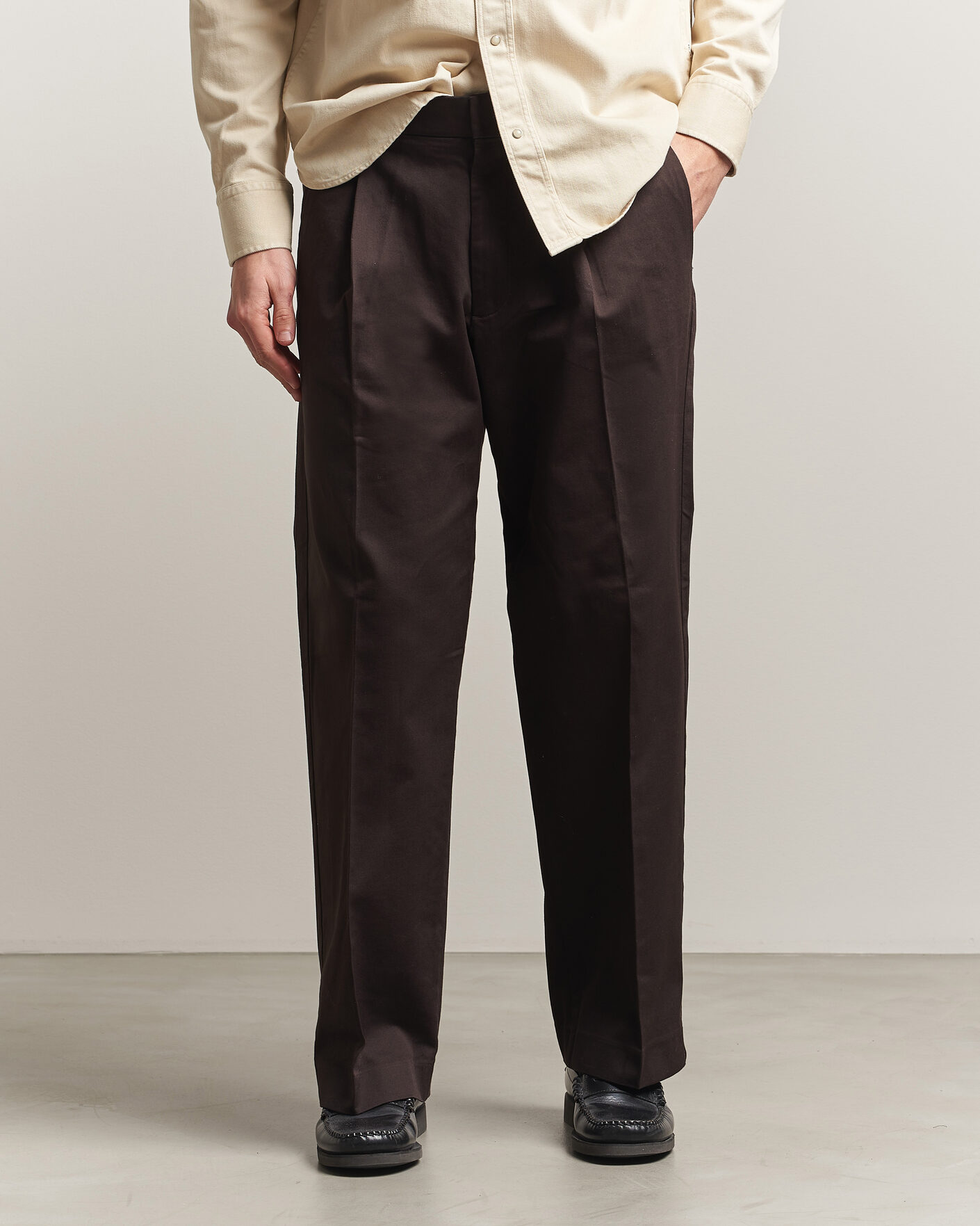 Uomini | Pantaloni | NN07 | Kay Cotton Pleated Trousers Deep Truffle