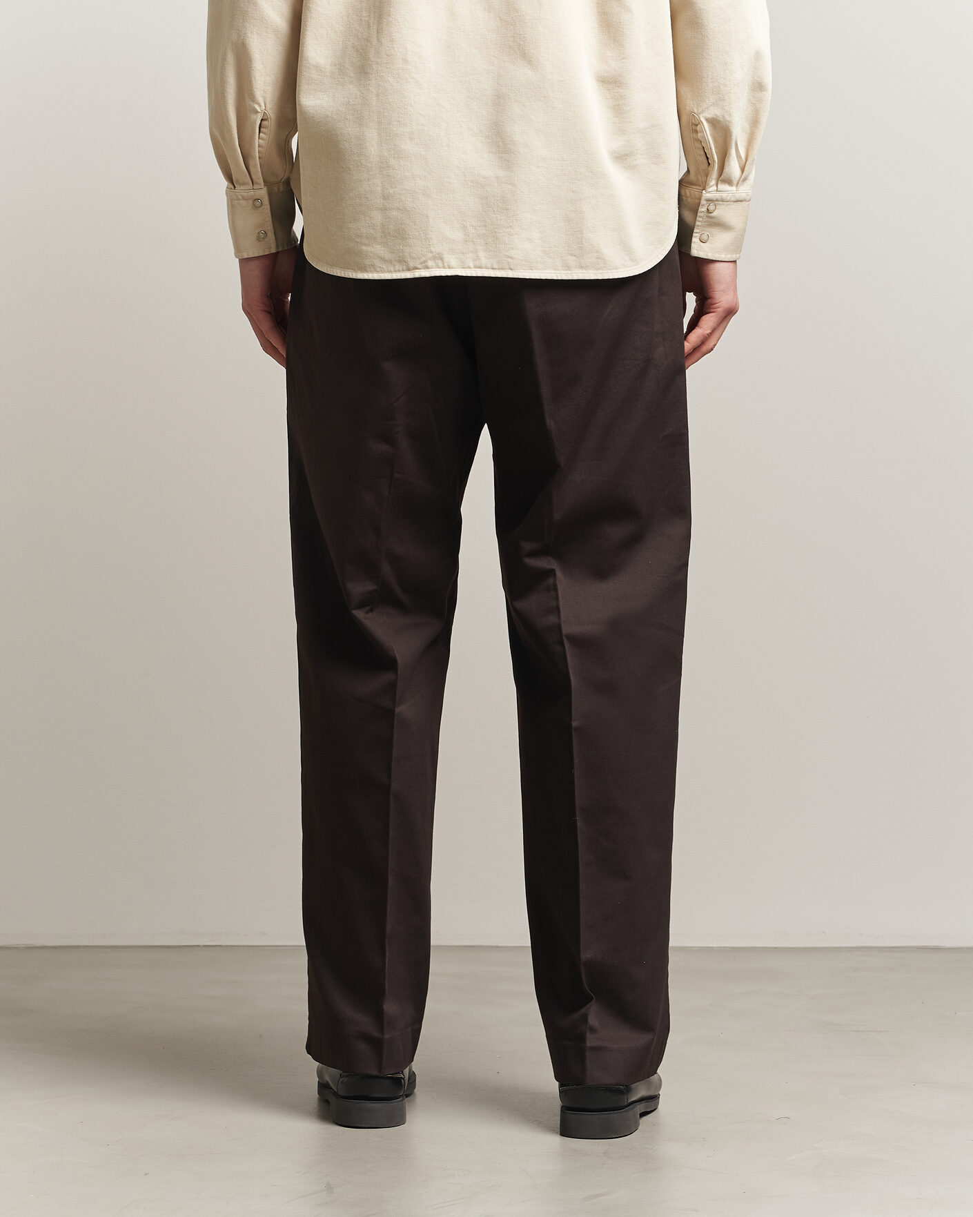 Uomini | Pantaloni | NN07 | Kay Cotton Pleated Trousers Deep Truffle