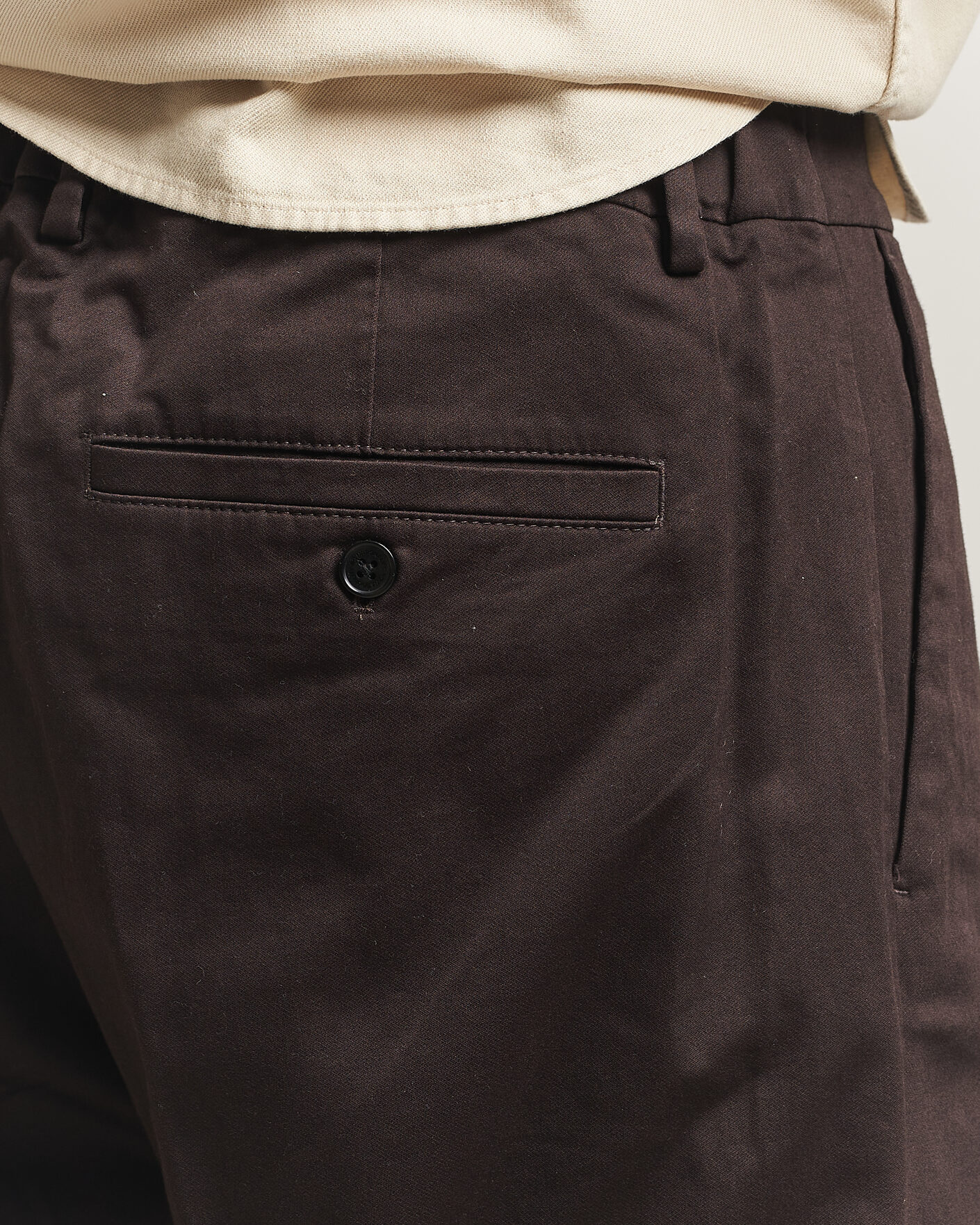 Uomini | Pantaloni | NN07 | Kay Cotton Pleated Trousers Deep Truffle