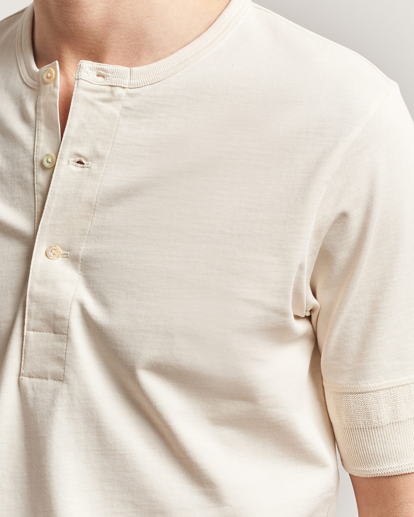 Uomini | T-shirt | Merz b. Schwanen | Classic Organic Cotton Short Sleeve Henley Nature