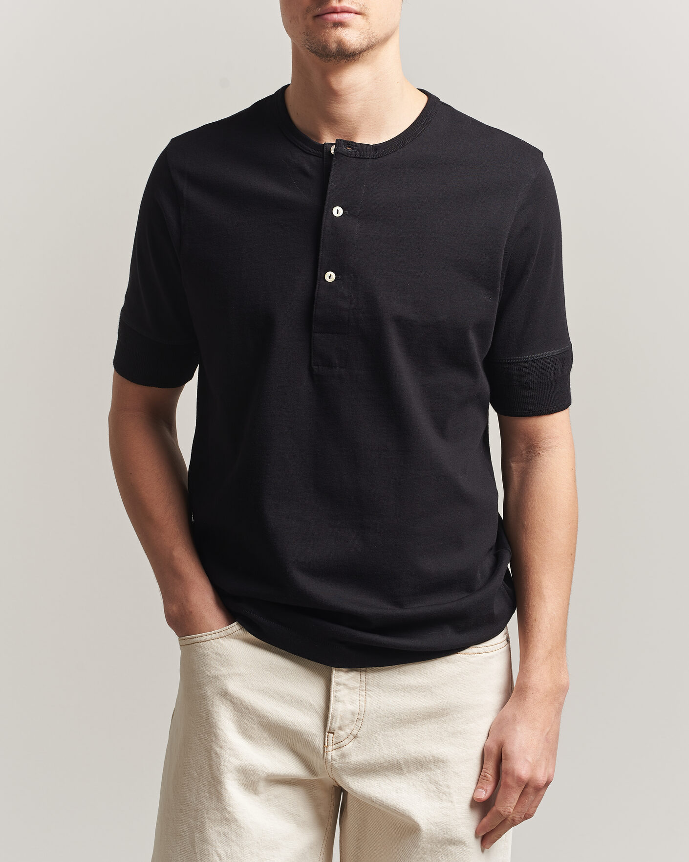 Uomini | T-shirt | Merz b. Schwanen | Classic Organic Cotton Short Sleeve Henley Black