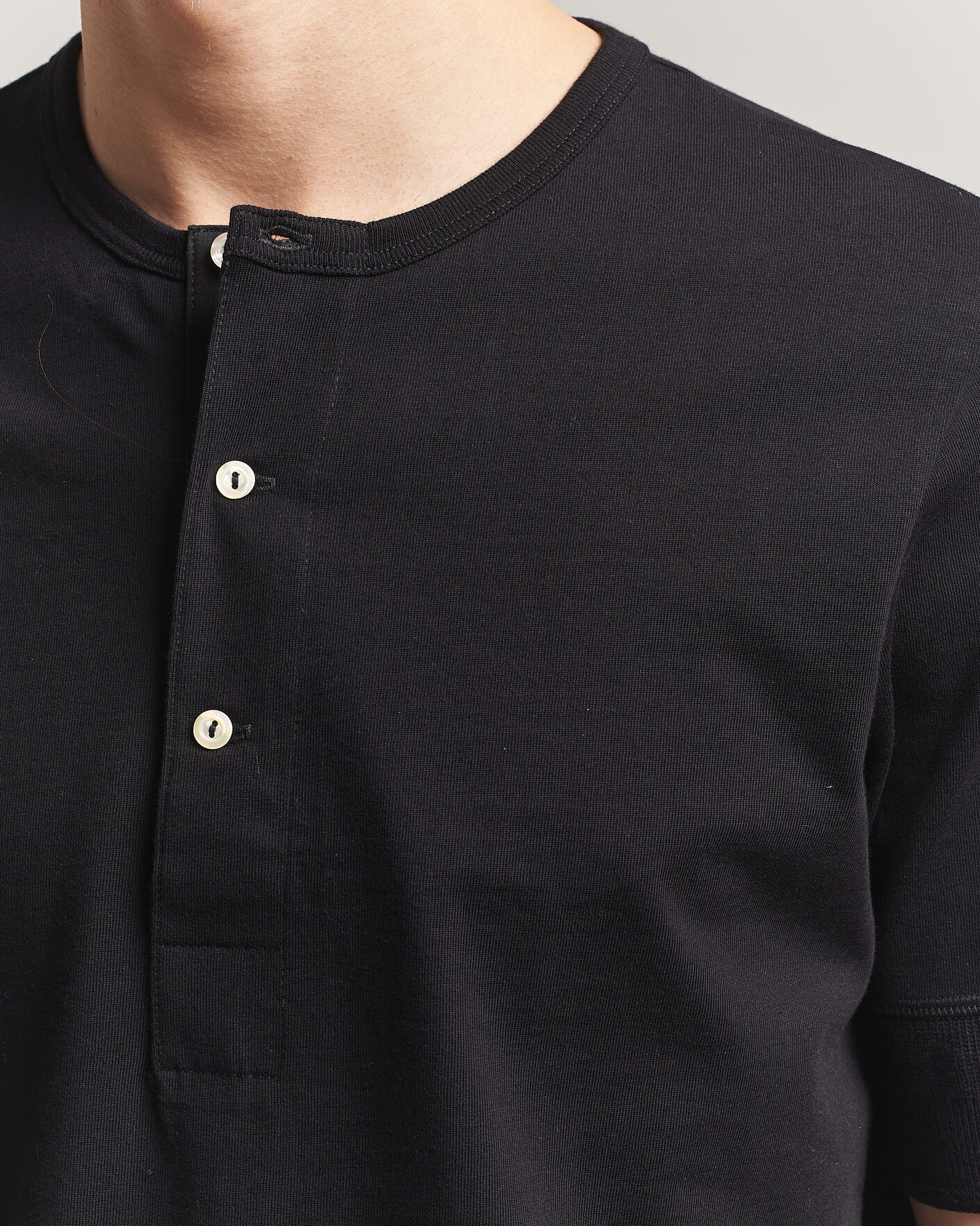 Uomini | T-shirt | Merz b. Schwanen | Classic Organic Cotton Short Sleeve Henley Black