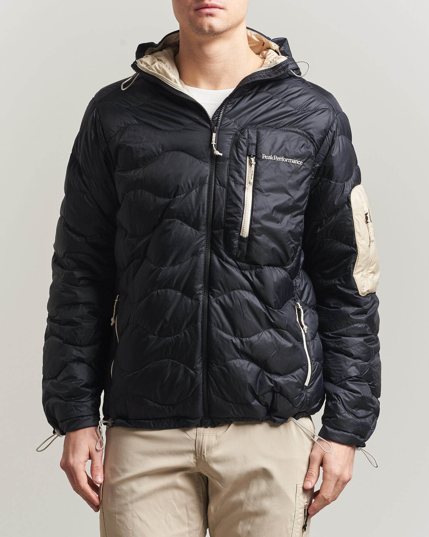 Uomini | Giacche | Peak Performance | Helium Utility Down Hooded Jacket Black/Sand Fog