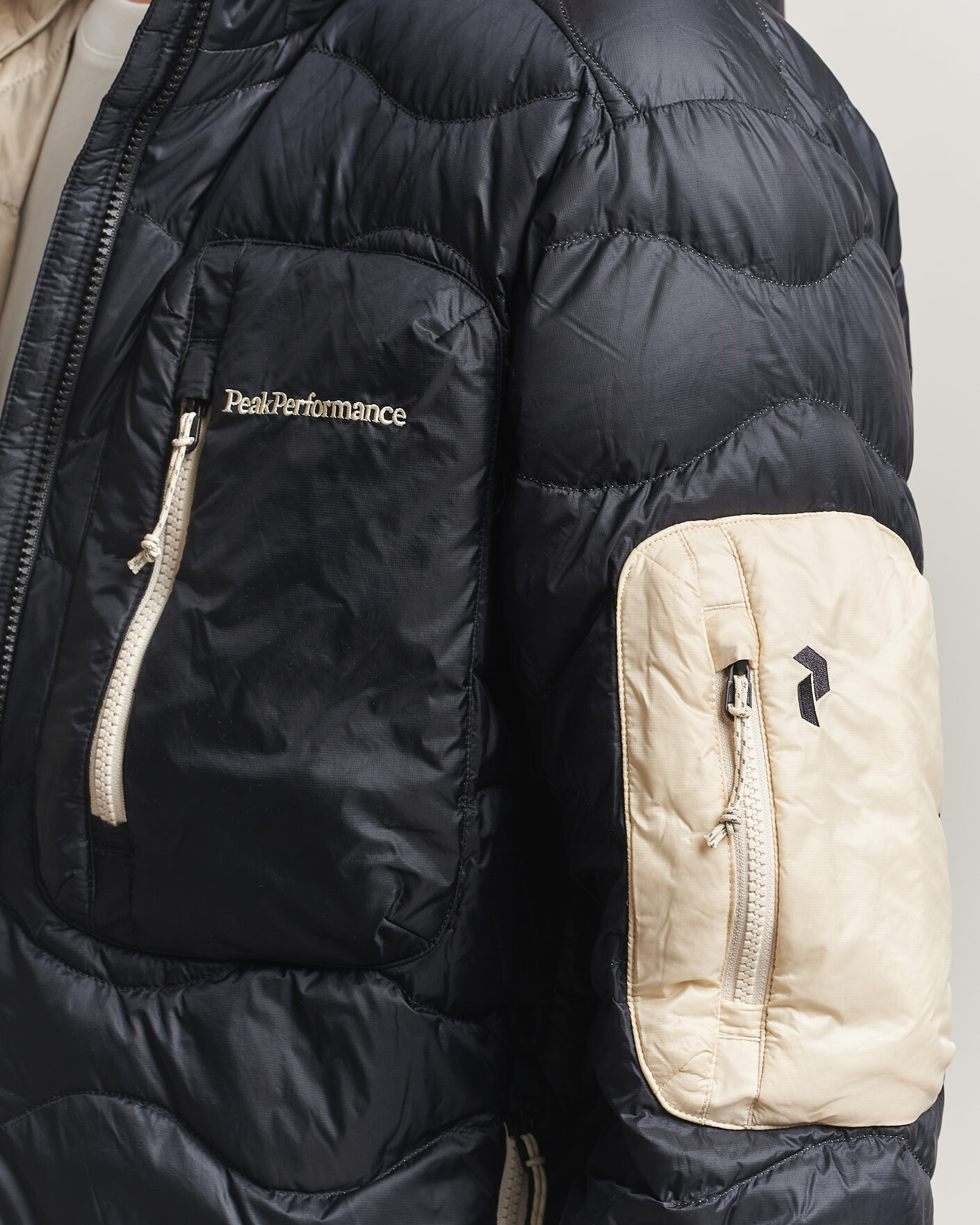 Uomini | Giacche | Peak Performance | Helium Utility Down Hooded Jacket Black/Sand Fog