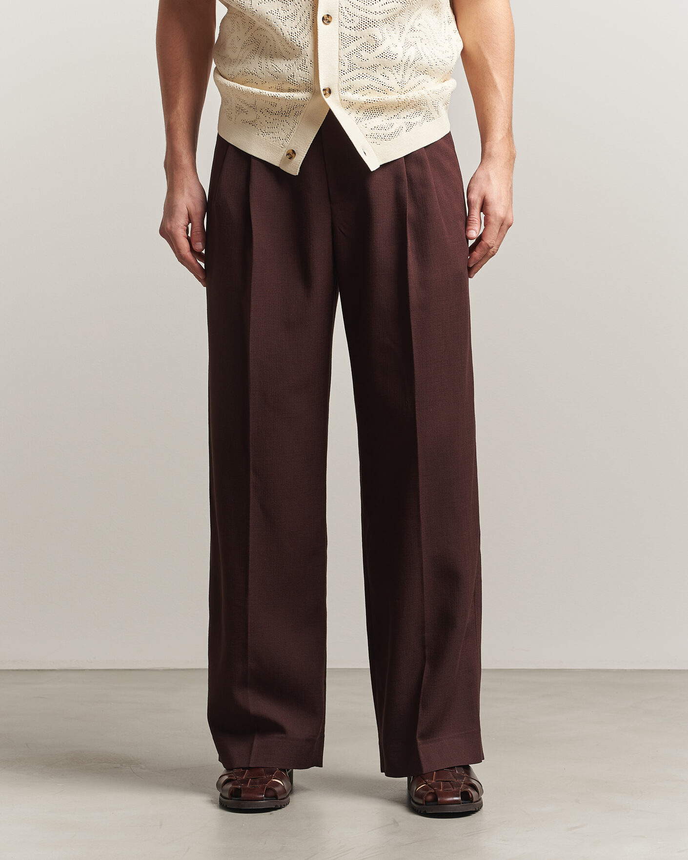 Uomini | Pantaloni | Drôle de Monsieur | Viscose Pleated Trousers Brown