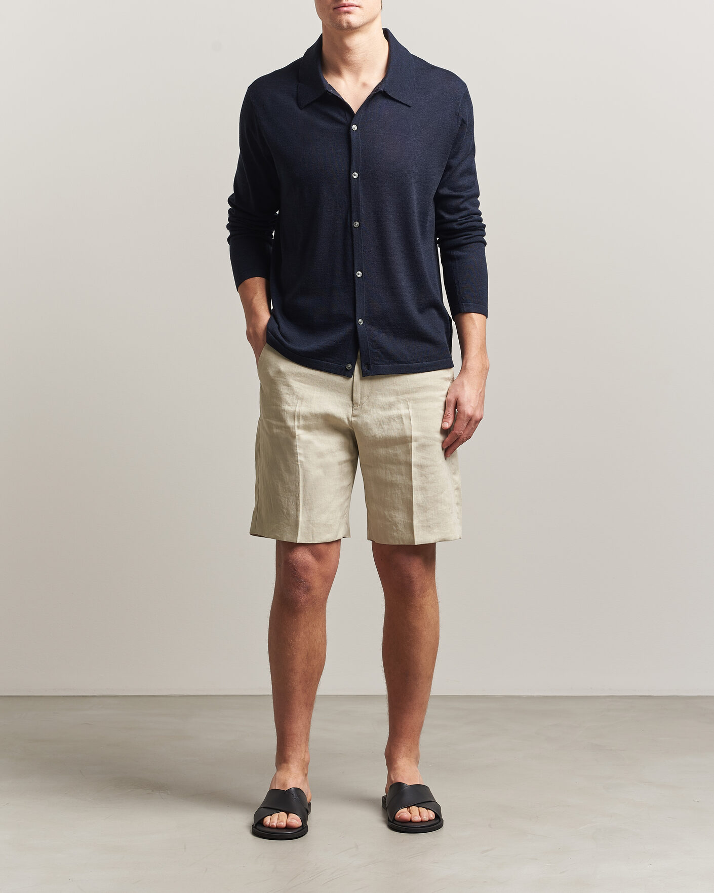 Uomini | Pantaloncini | Tiger of Sweden | Troy Pleated Linen Shorts Cream Sand
