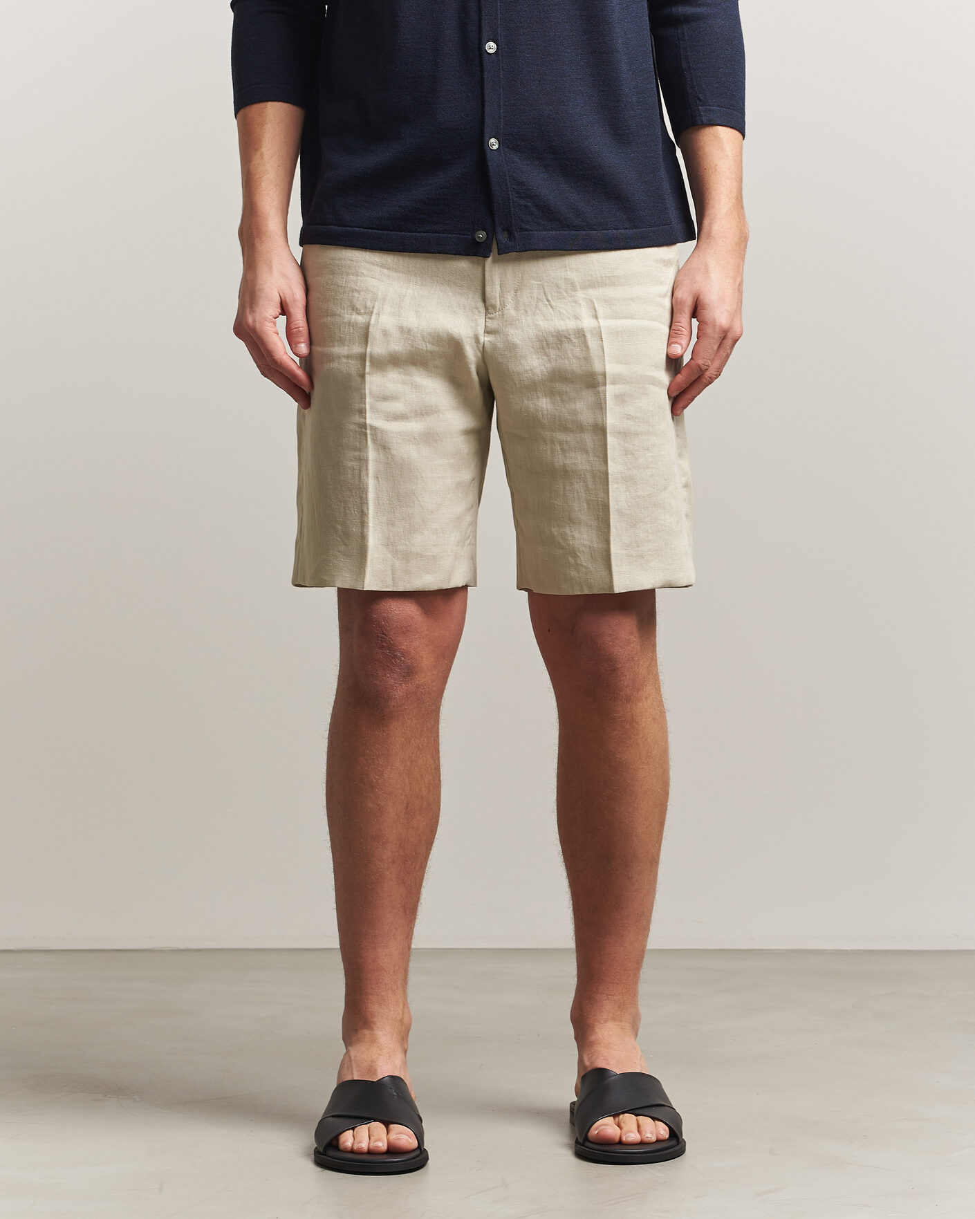 Uomini | Pantaloncini | Tiger of Sweden | Troy Pleated Linen Shorts Cream Sand