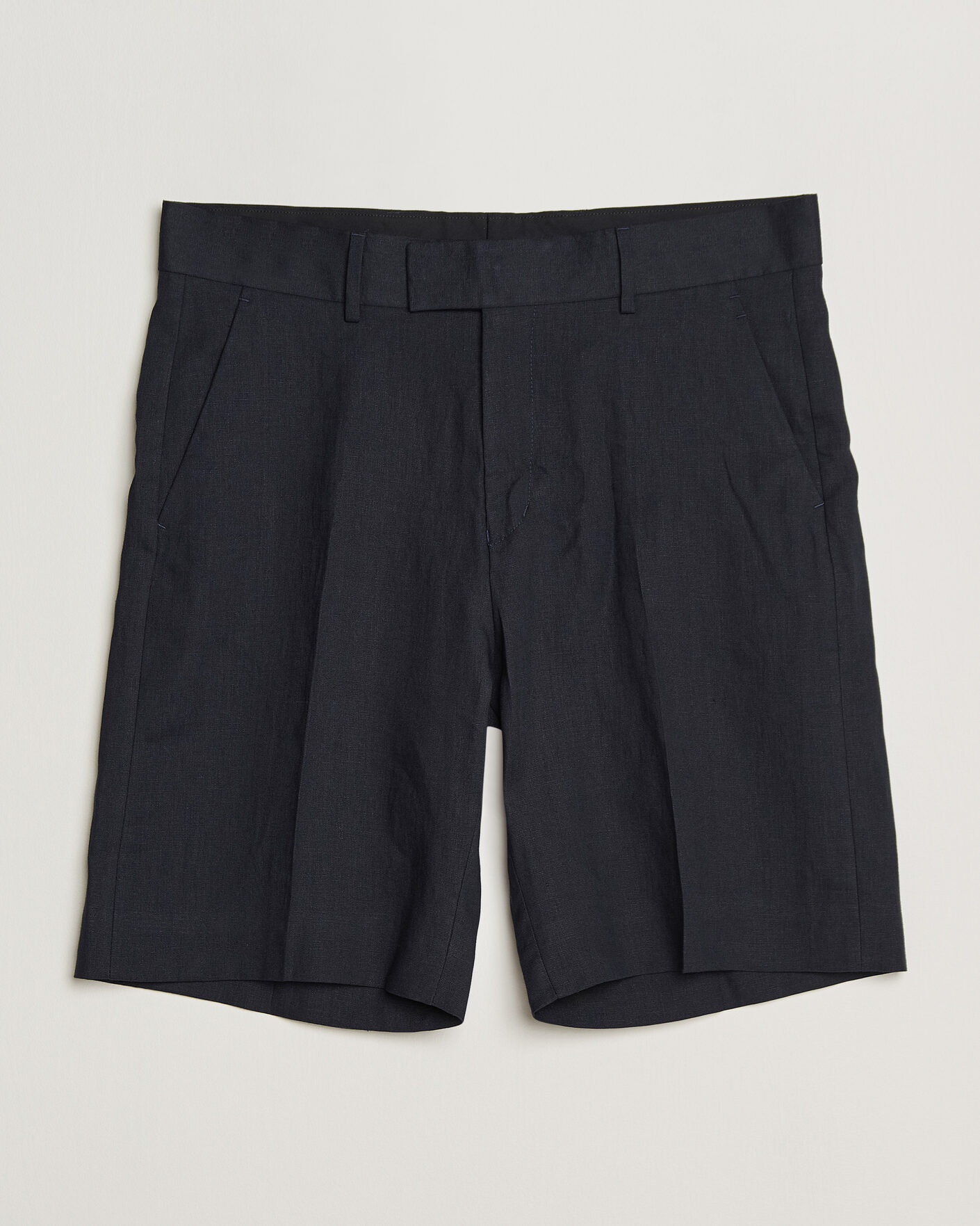 Uomini | Pantaloncini | Tiger of Sweden | Troy Pleated Linen Shorts Midnight Blue