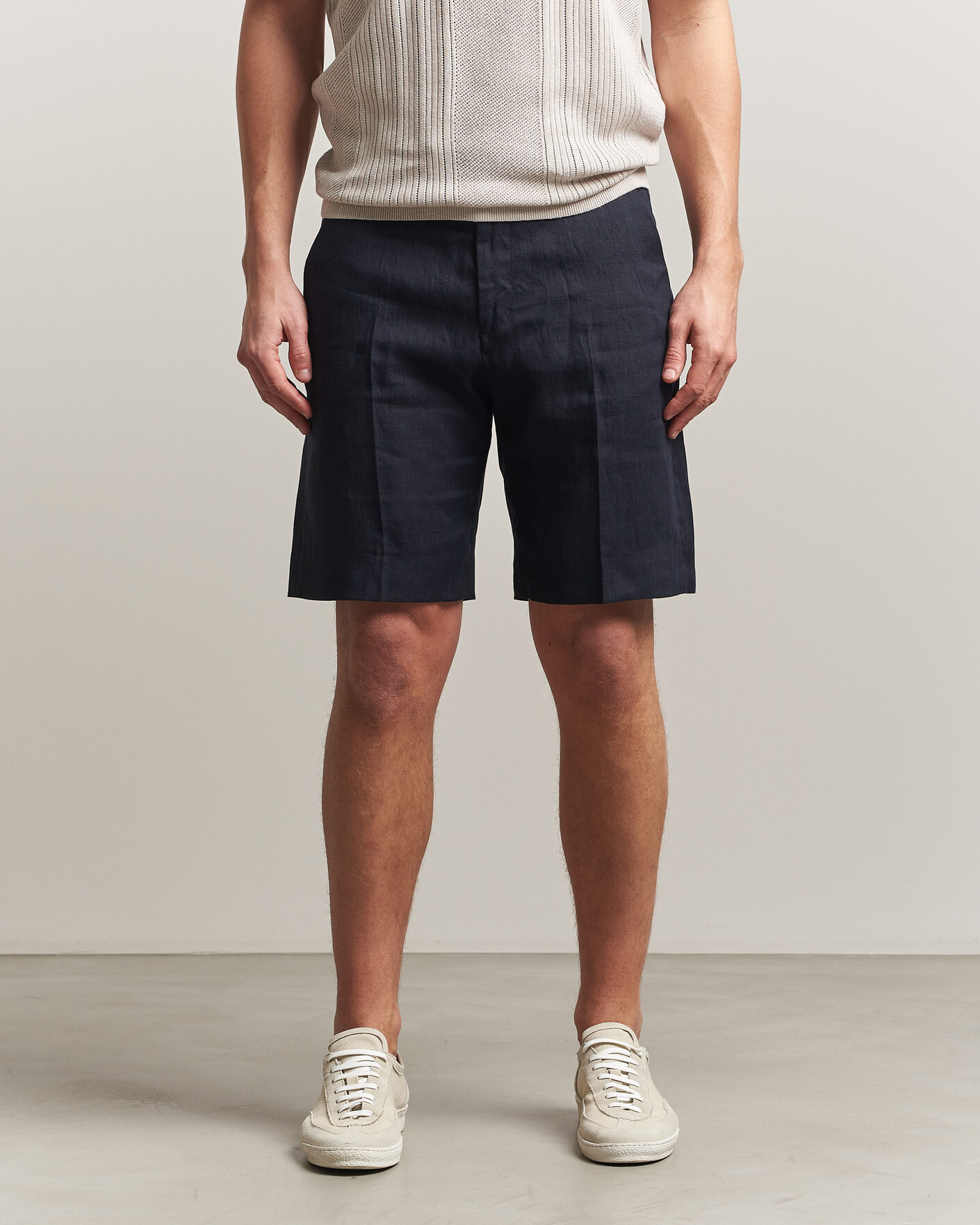 Uomini | Pantaloncini | Tiger of Sweden | Troy Pleated Linen Shorts Midnight Blue