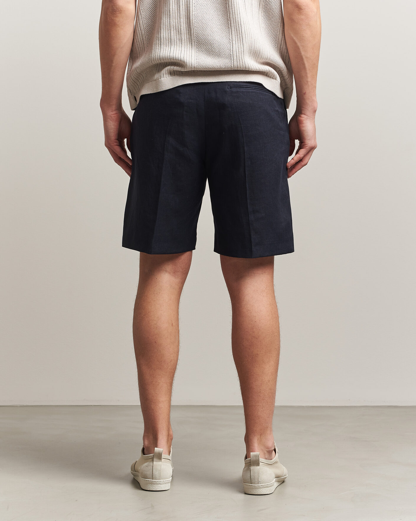 Uomini | Pantaloncini | Tiger of Sweden | Troy Pleated Linen Shorts Midnight Blue