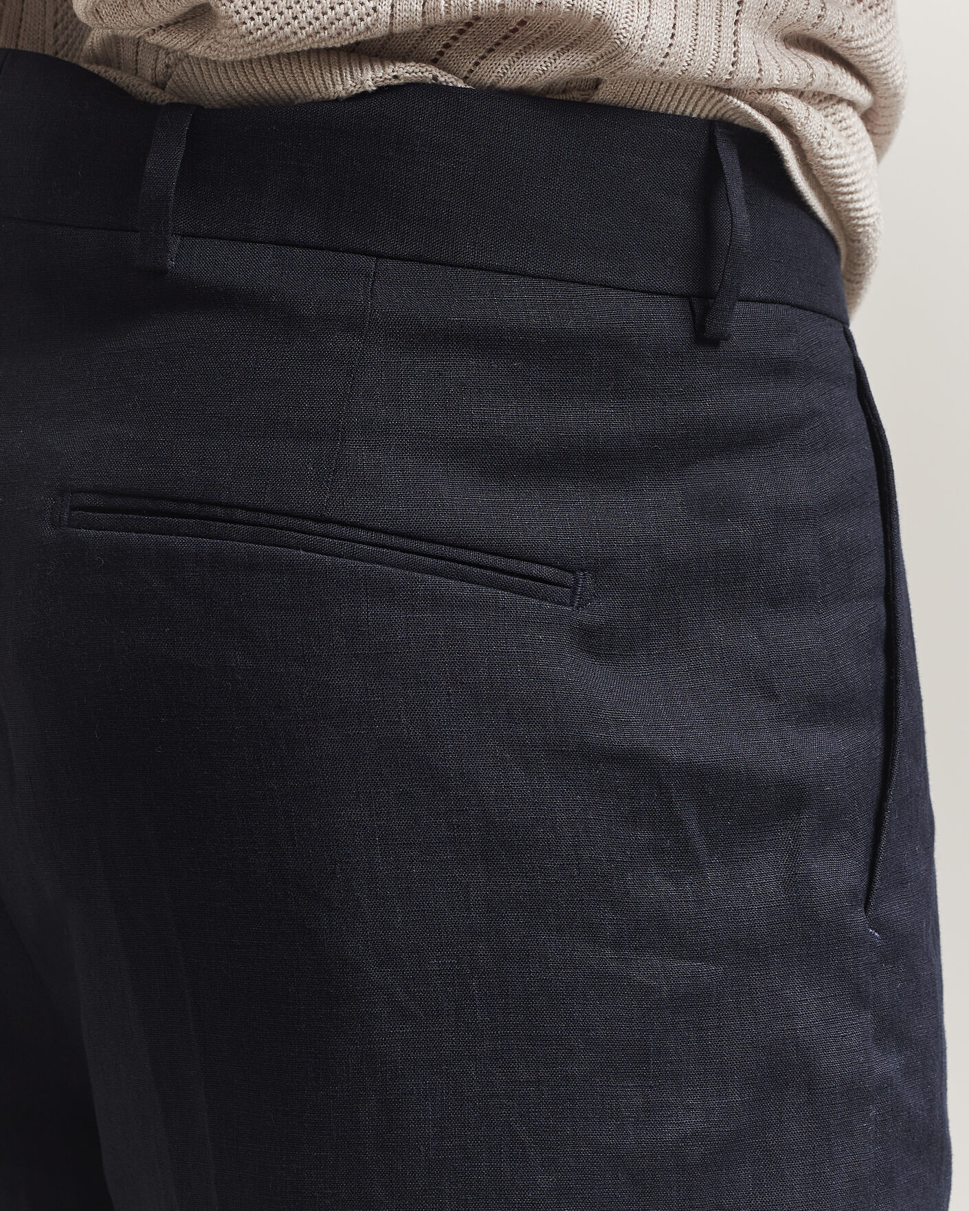 Uomini | Pantaloncini | Tiger of Sweden | Troy Pleated Linen Shorts Midnight Blue