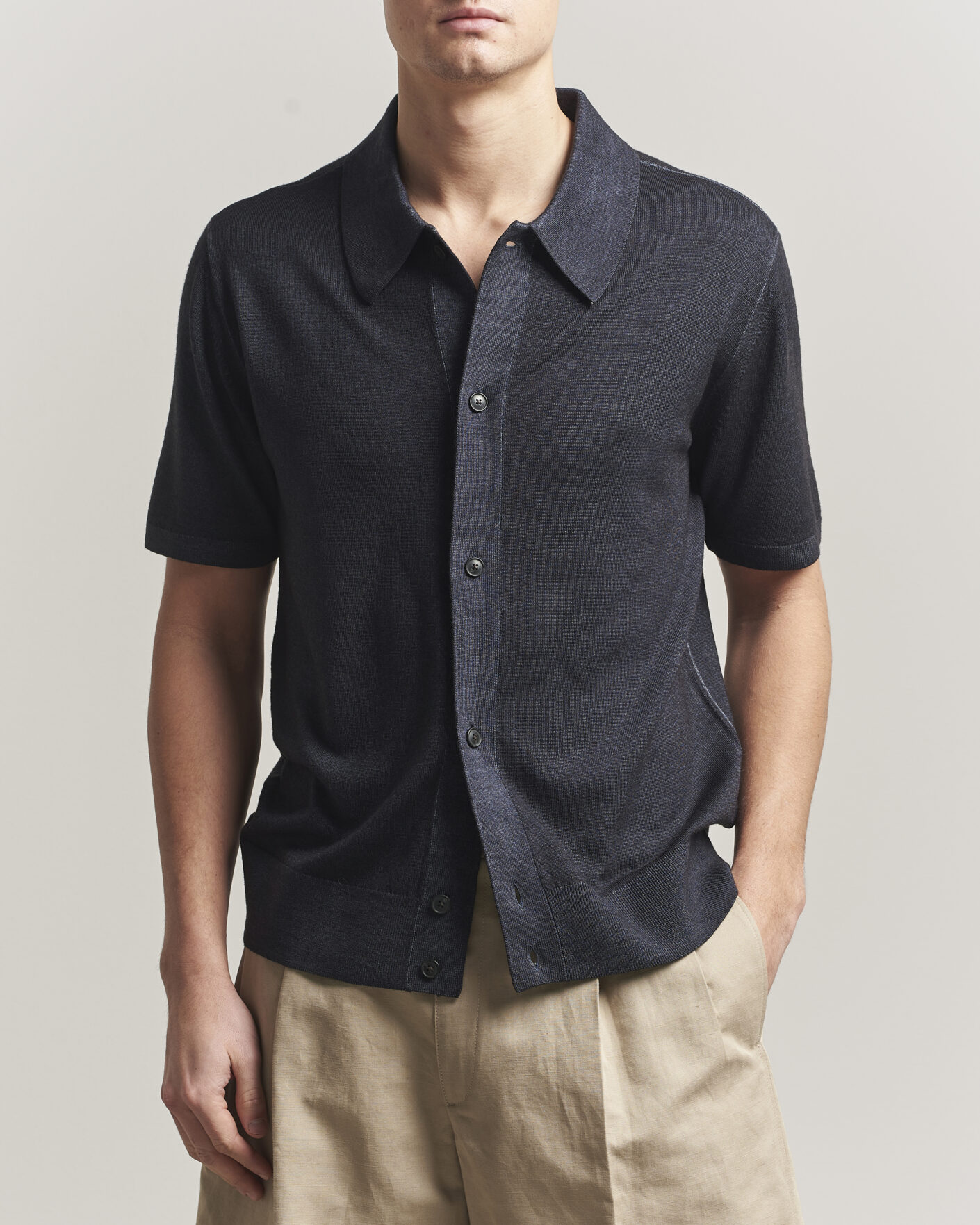 Uomini | Camicie | Tiger of Sweden | Araawen Merino Knitted Short Sleeve Shirt Light Ink