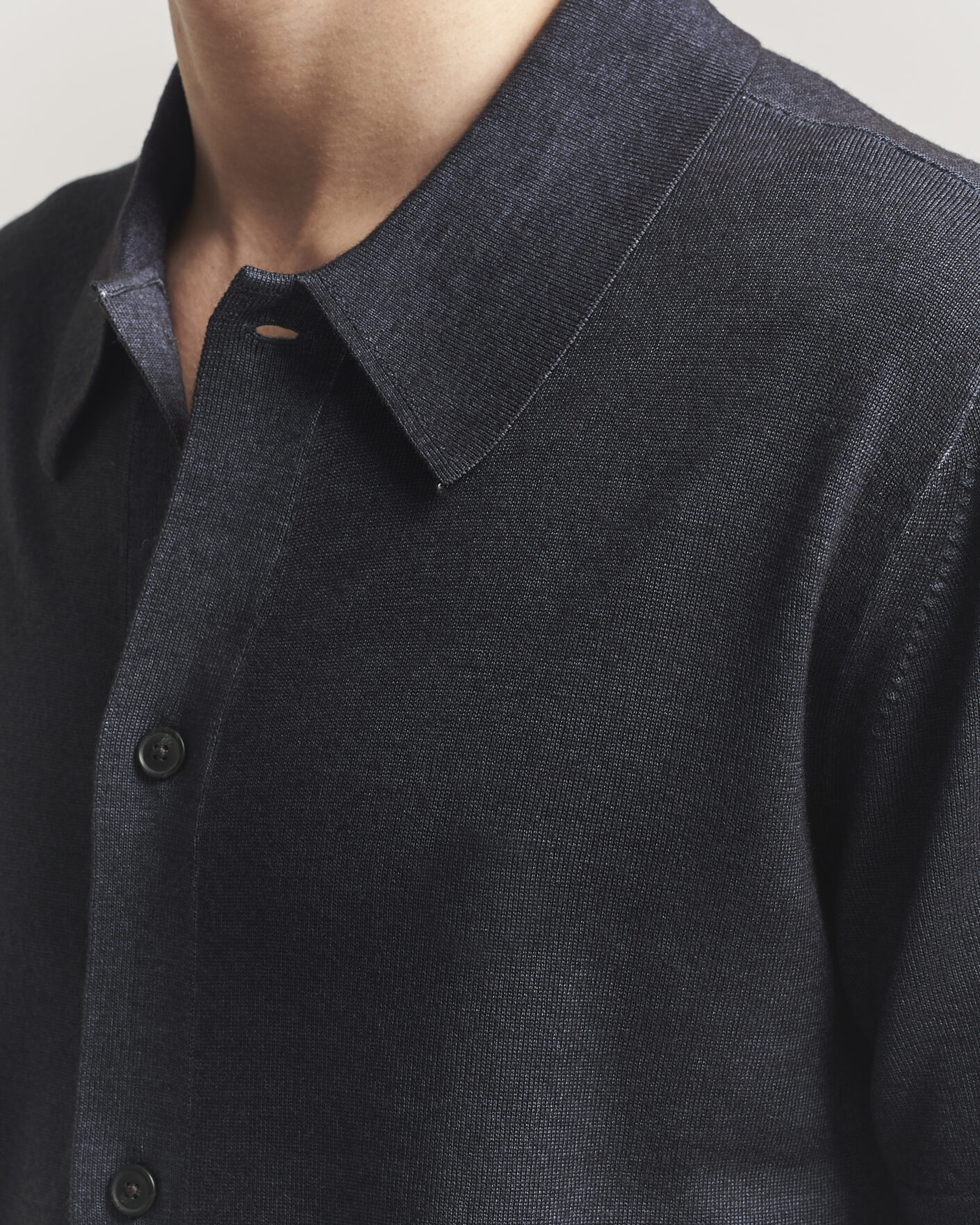 Uomini | Camicie | Tiger of Sweden | Araawen Merino Knitted Short Sleeve Shirt Light Ink