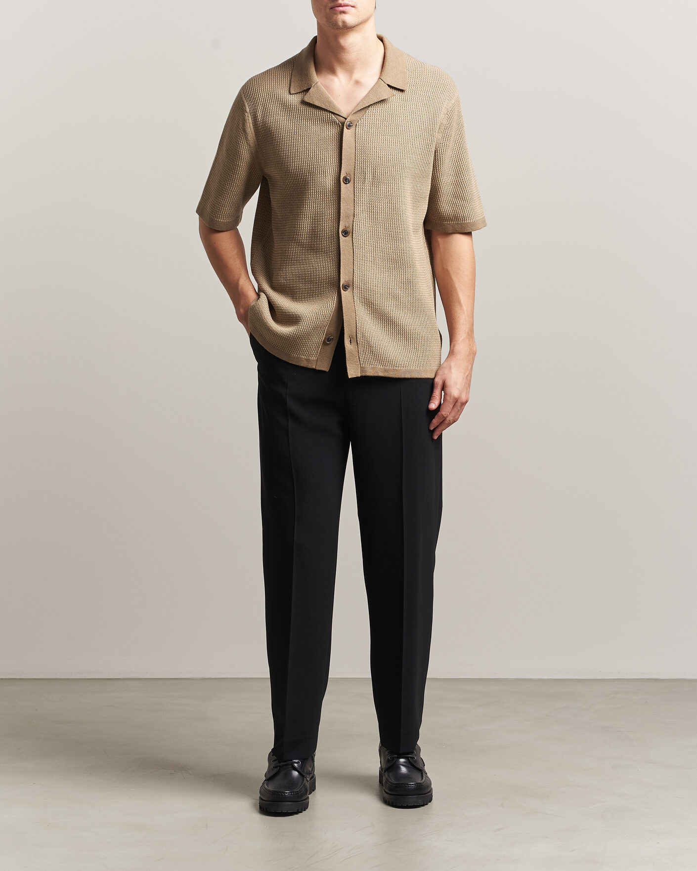 Uomini | Camicie | Tiger of Sweden | River Knitted Short Sleeve Shirt Umber Brown