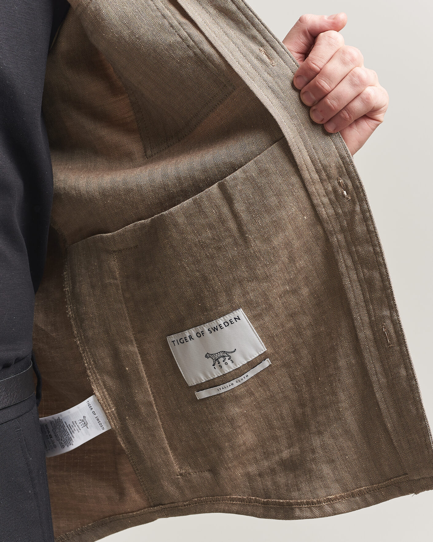 Uomini | Camicie | Tiger of Sweden | Bishop Linen Overshirt Vintage Beige