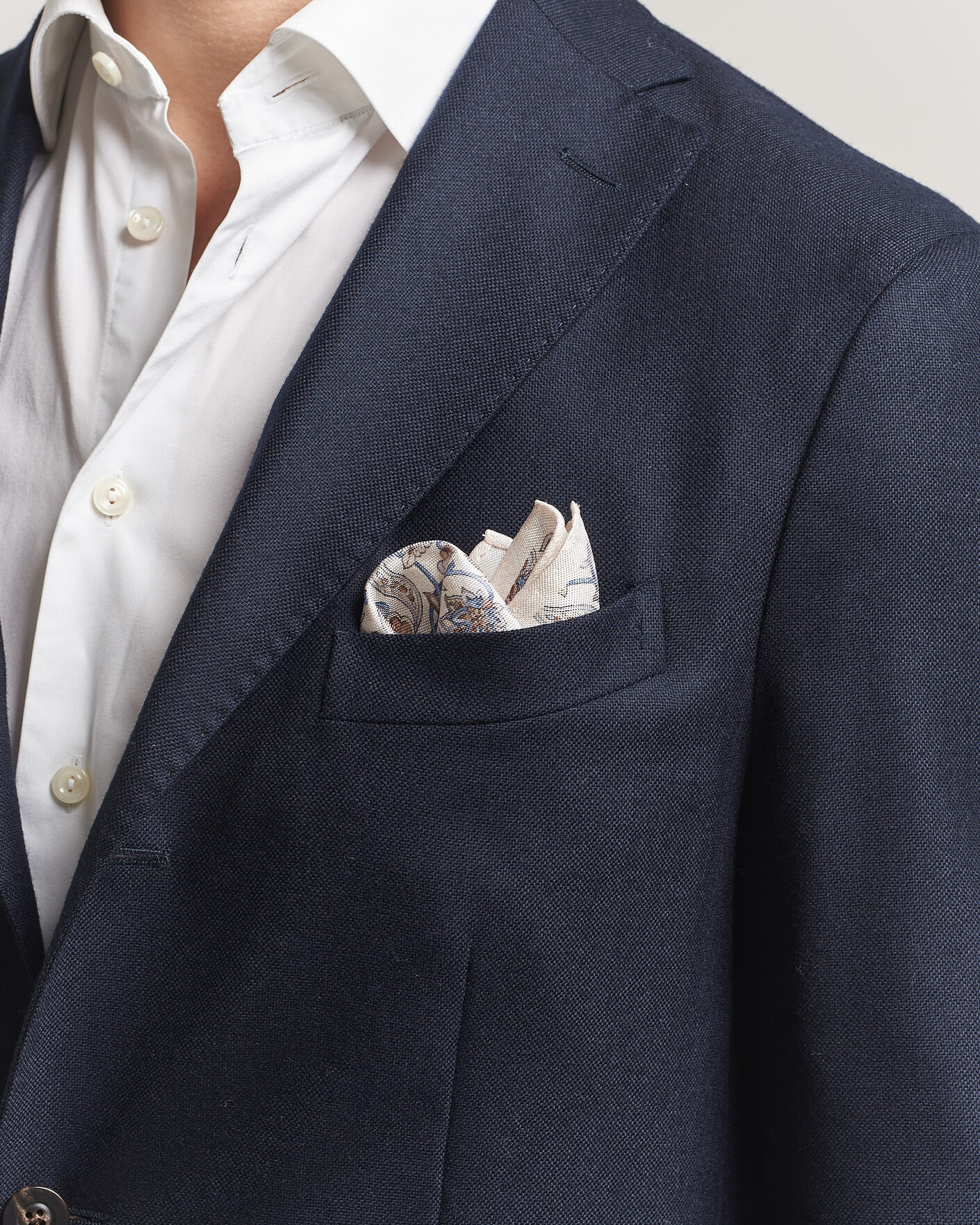 Uomini | Fazzoletti da taschino | Amanda Christensen | Silk Oxford Large Flower Pocket Square Cream