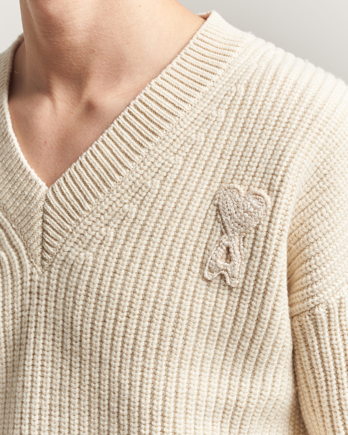 Uomini | Maglieria | AMI | Wool/Cotton Ribbed V-Neck Creme