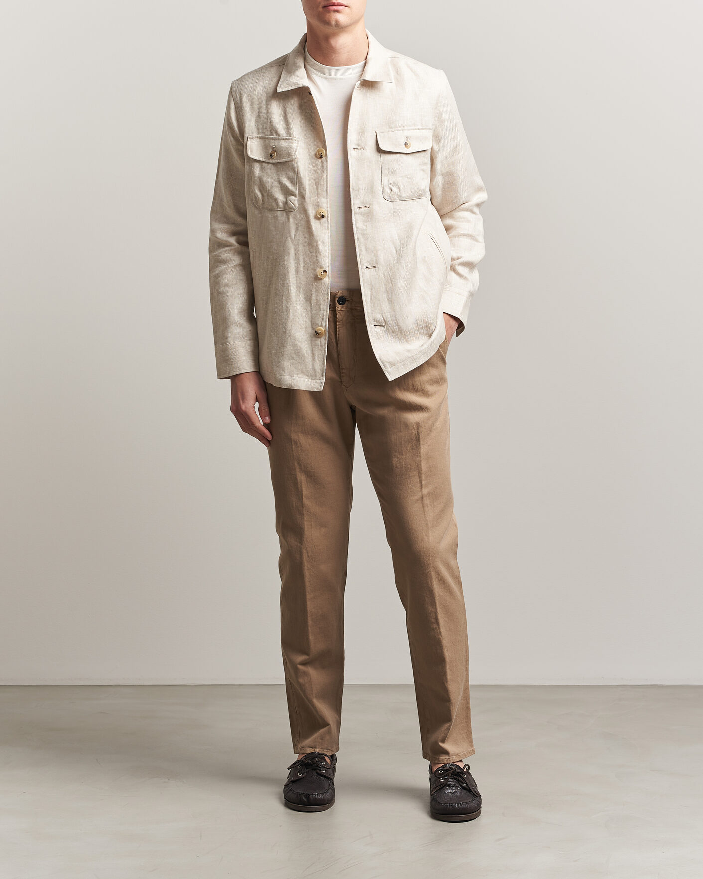 Uomini | Pantaloni | Incotex | Tapered Fit Pleated Linen Slacks Brown