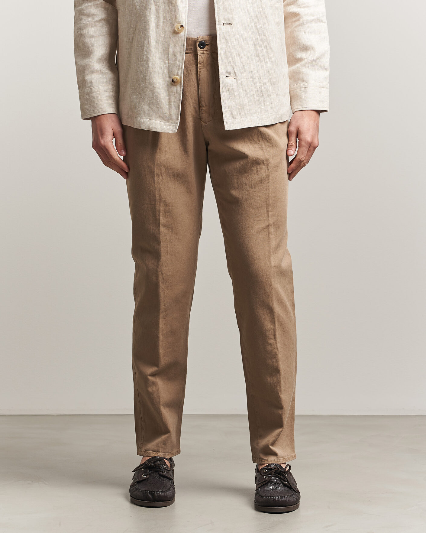 Uomini | Pantaloni | Incotex | Tapered Fit Pleated Linen Slacks Brown
