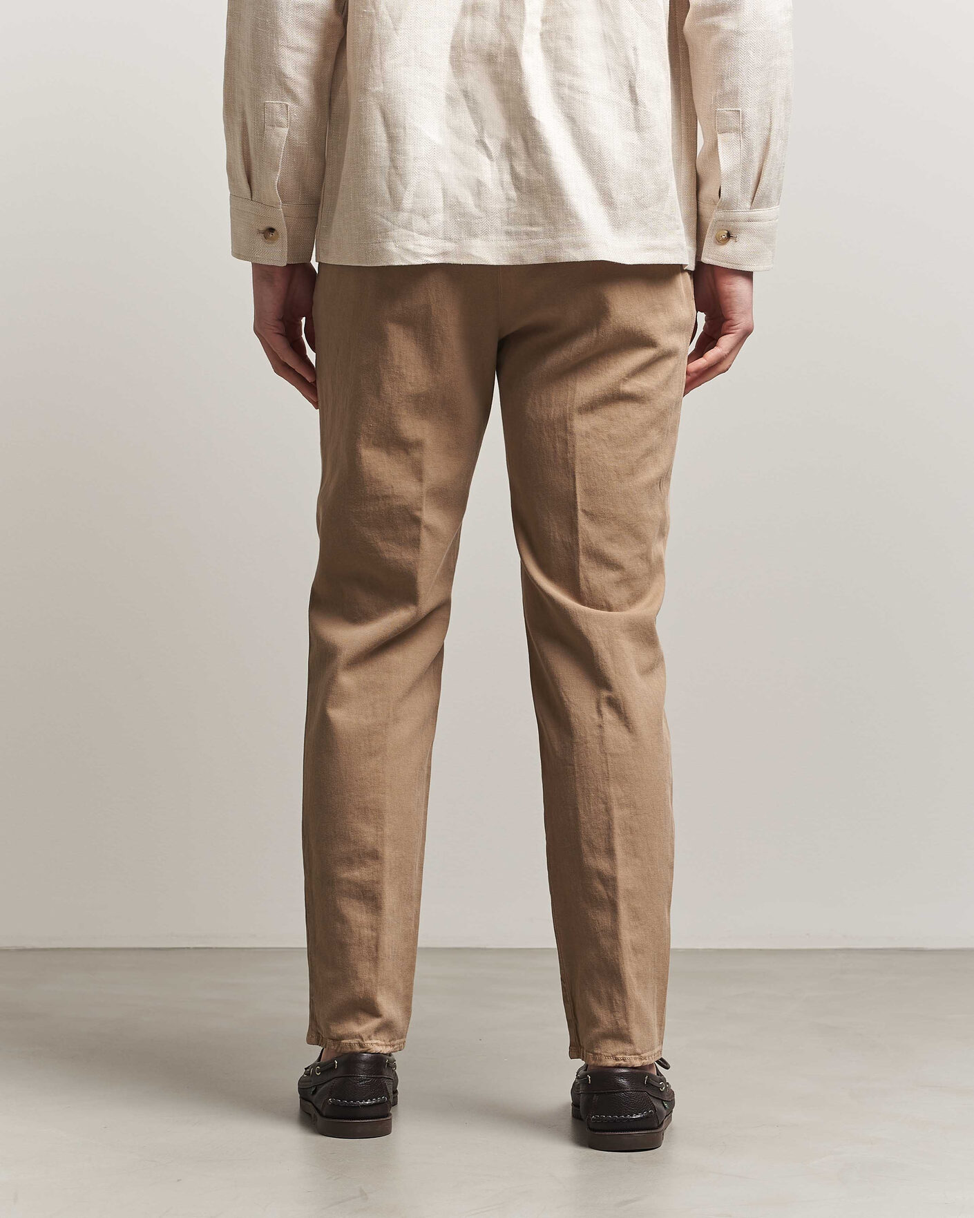 Uomini | Pantaloni | Incotex | Tapered Fit Pleated Linen Slacks Brown