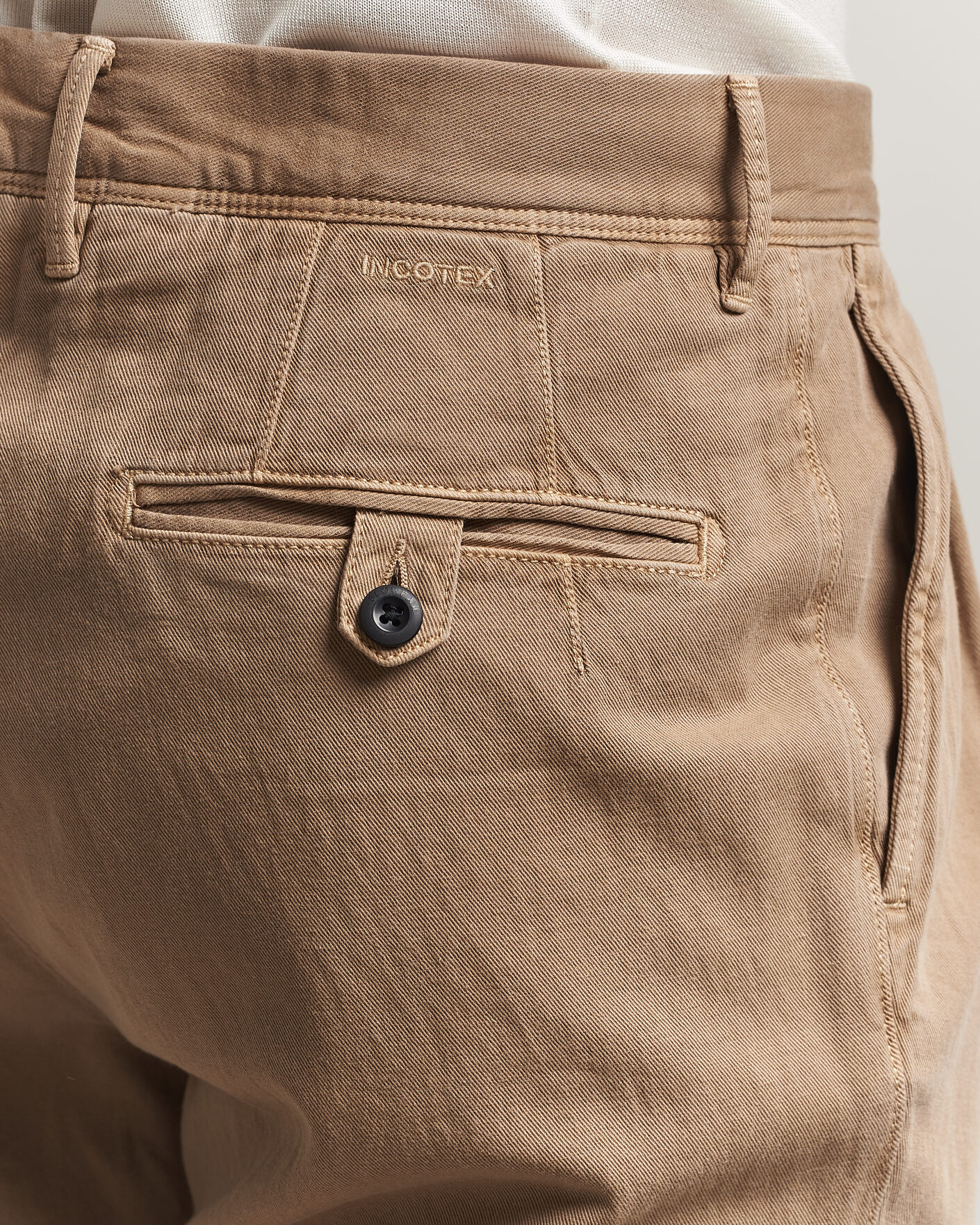 Uomini | Pantaloni | Incotex | Tapered Fit Pleated Linen Slacks Brown