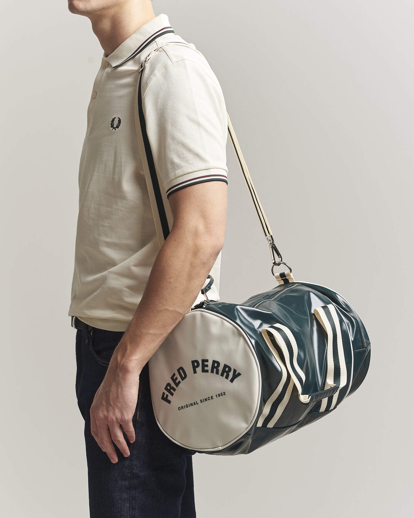 Uomini | Borse | Fred Perry | Classic Barrel Bag Grassroots Green/Ecru